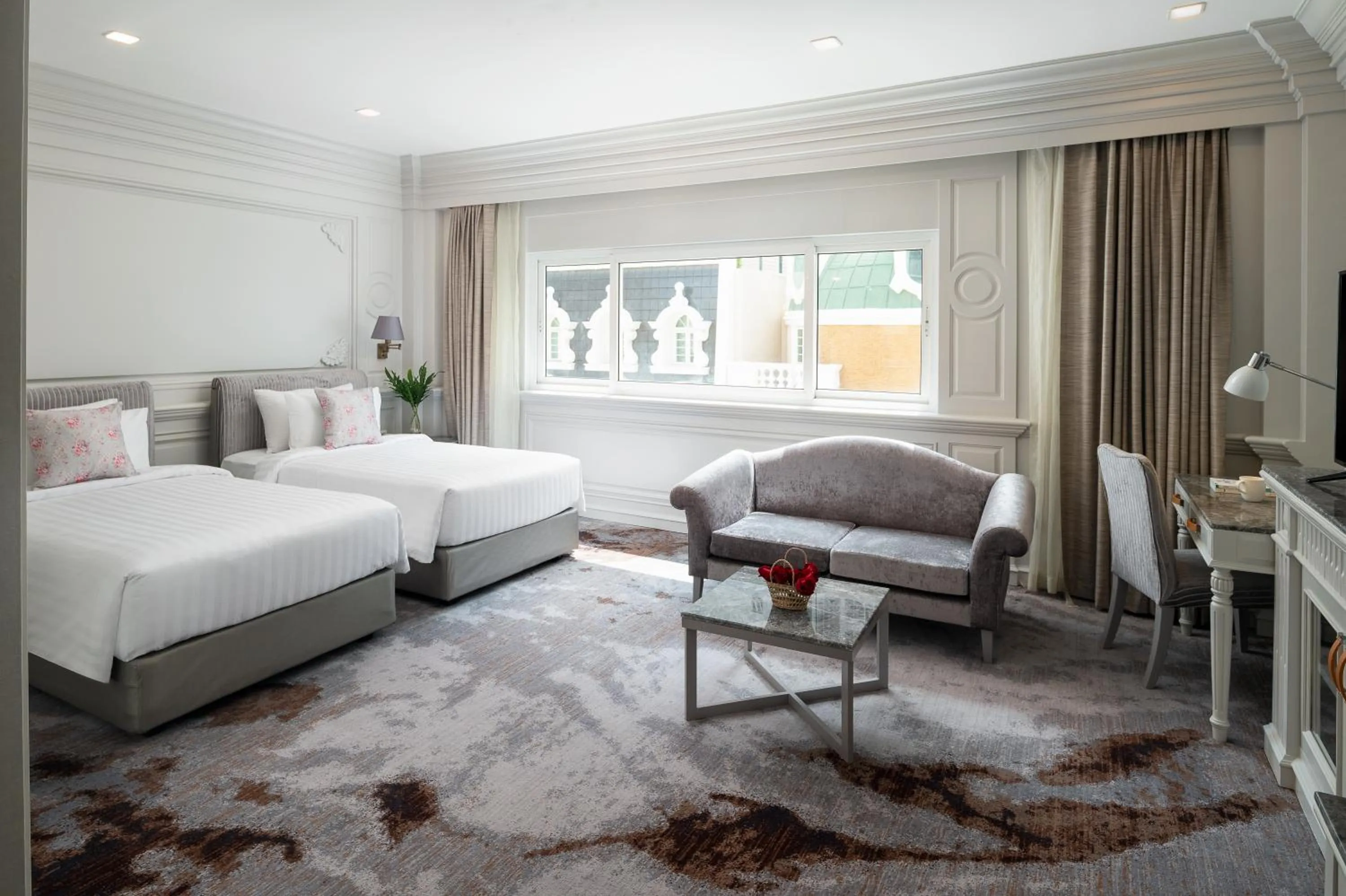 Bedroom, Bed in Kingston Suites Bangkok