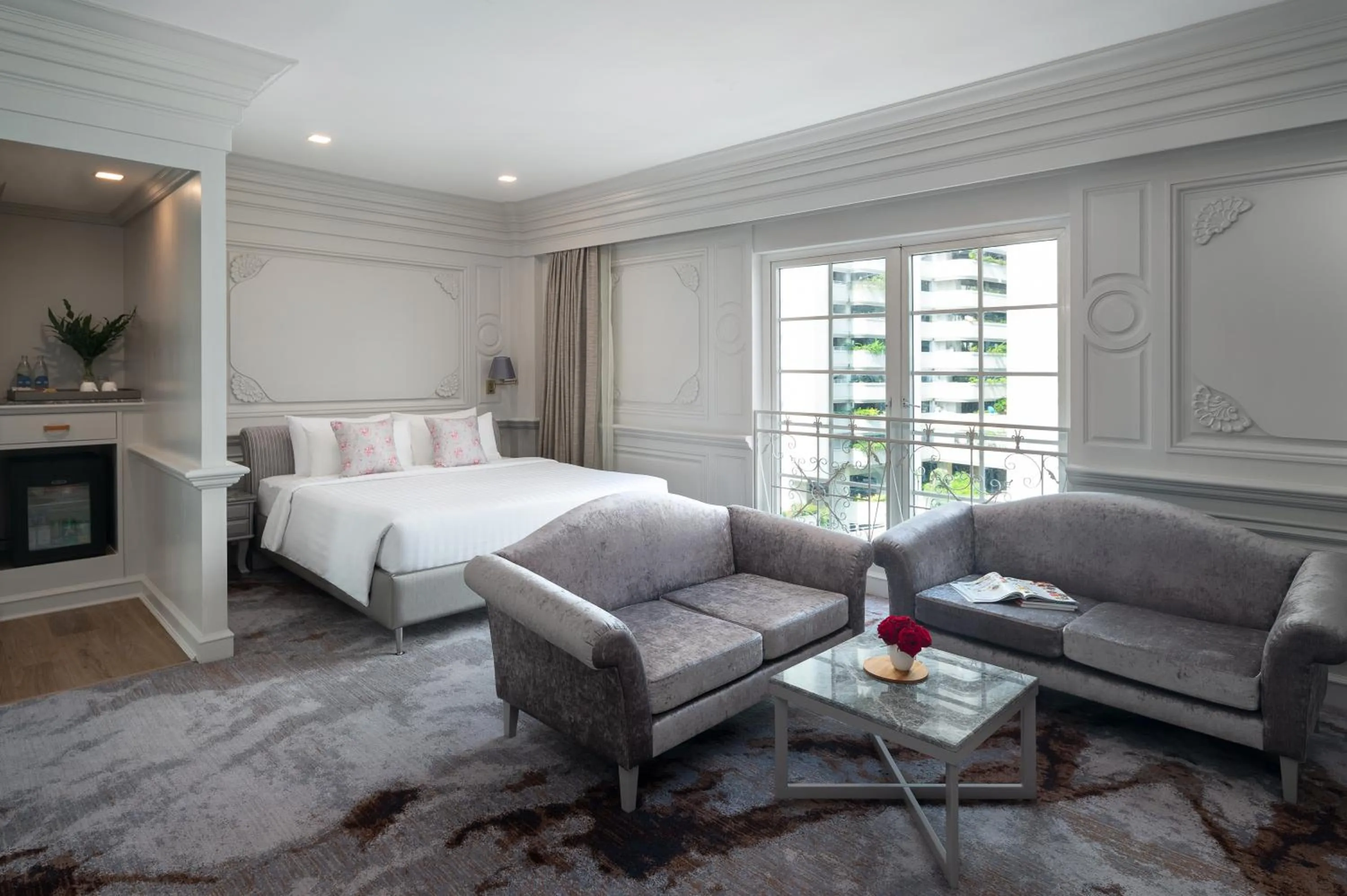 Seating area, Bed in Kingston Suites Bangkok