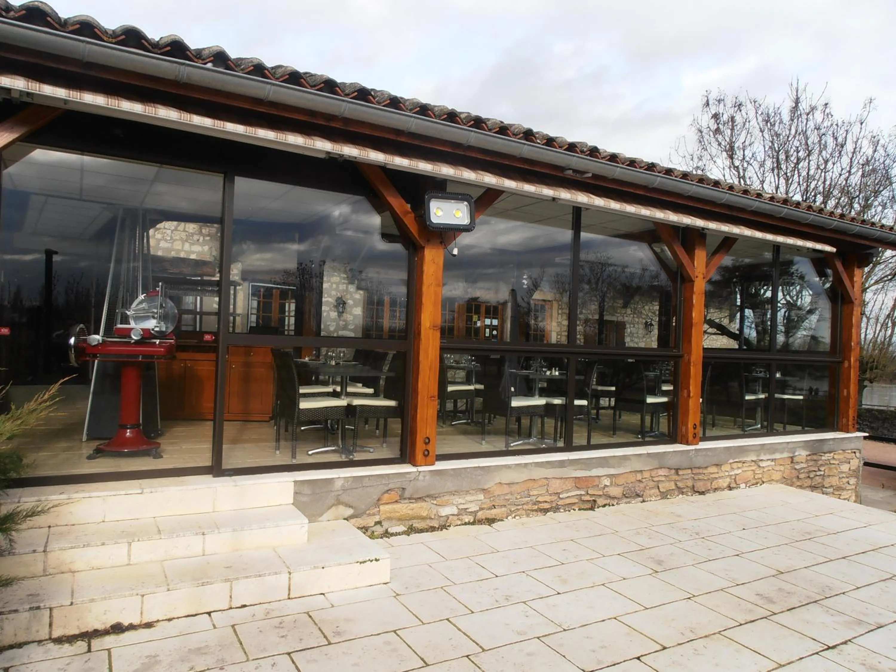 Restaurant/places to eat in Logis Hôtel Restaurant La Vieille Ferme, Mâcon Nord