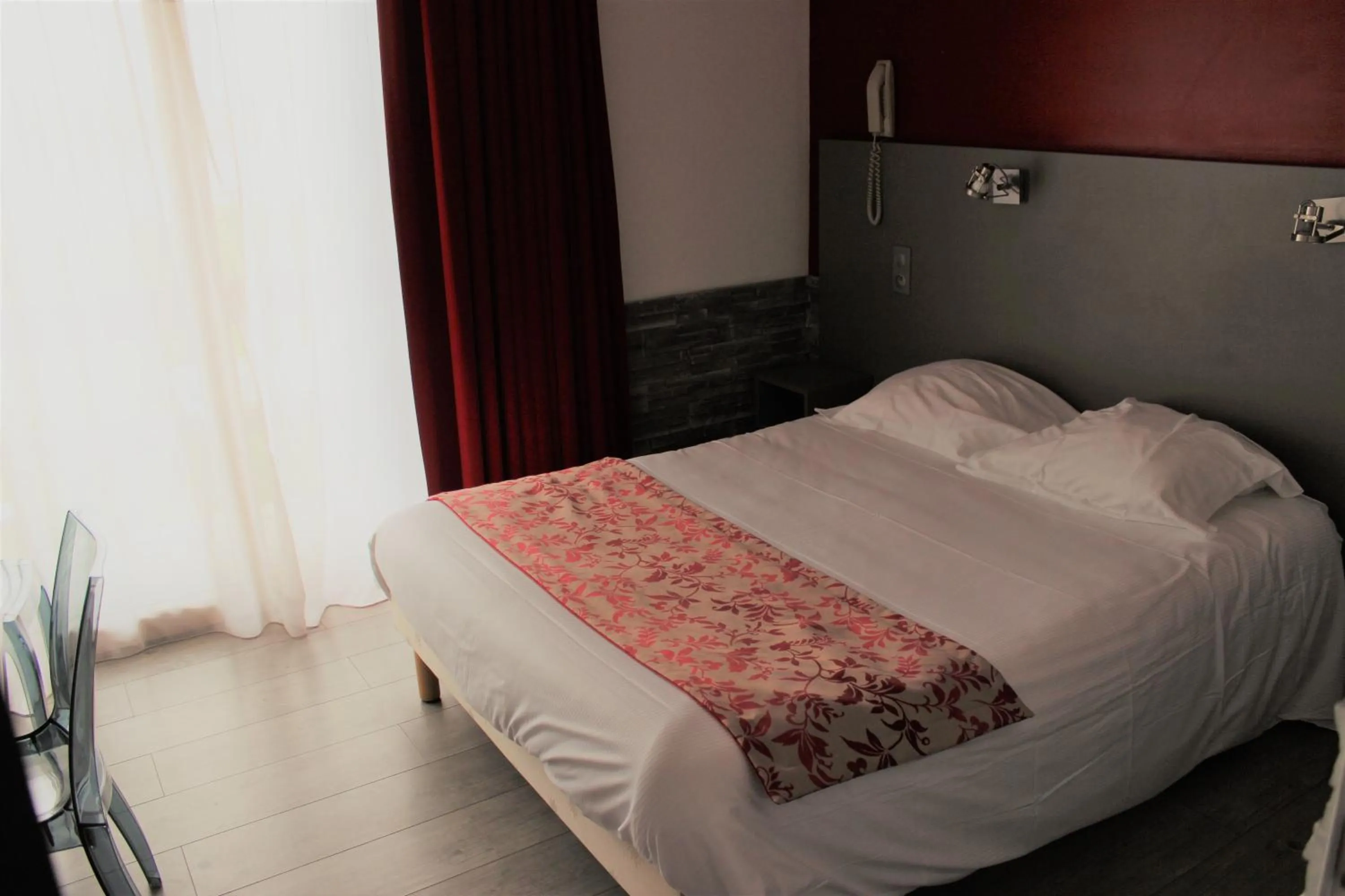 Bed in Logis Hôtel Restaurant La Vieille Ferme, Mâcon Nord