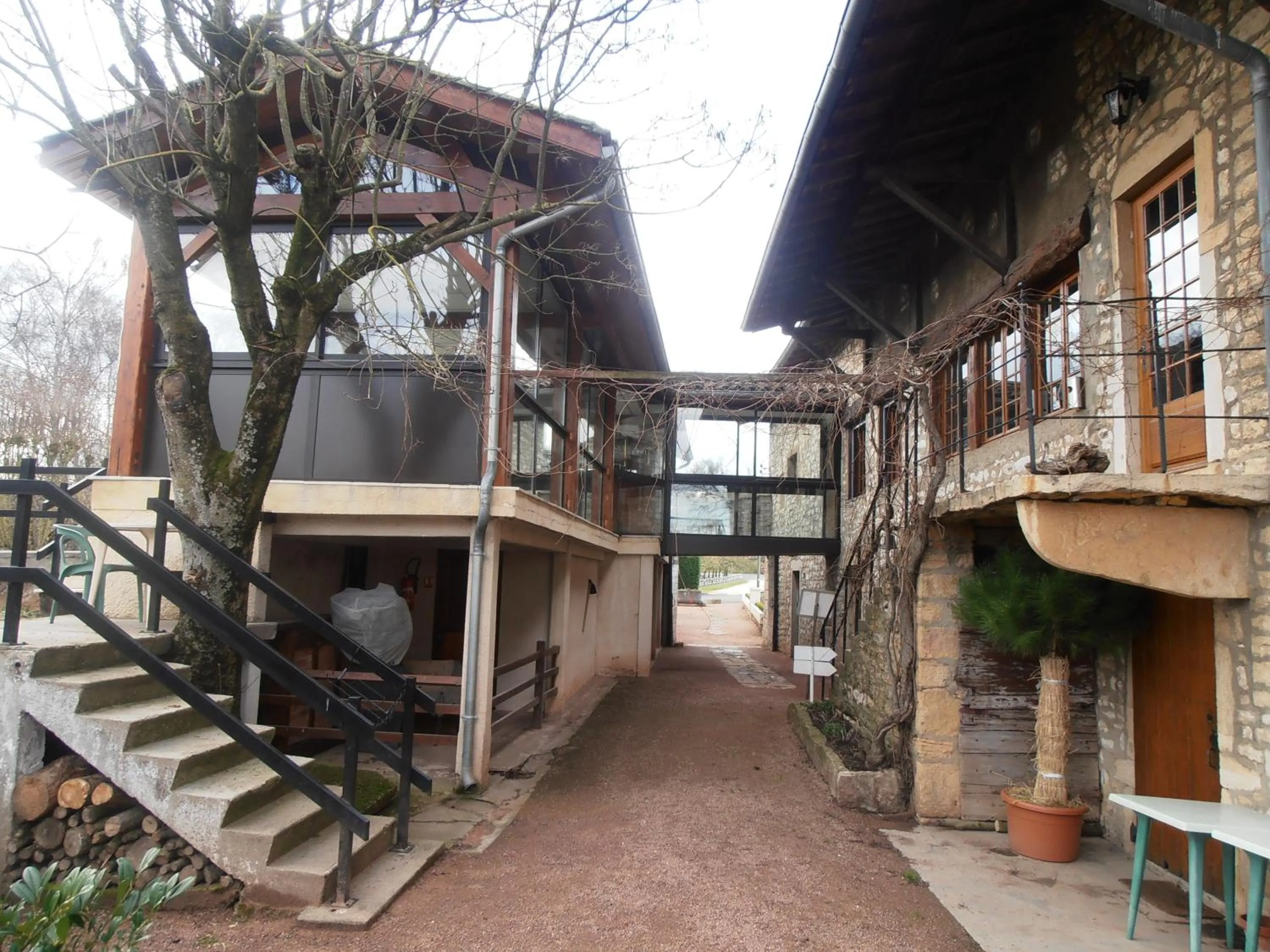 Facade/entrance in Logis Hôtel Restaurant La Vieille Ferme, Mâcon Nord