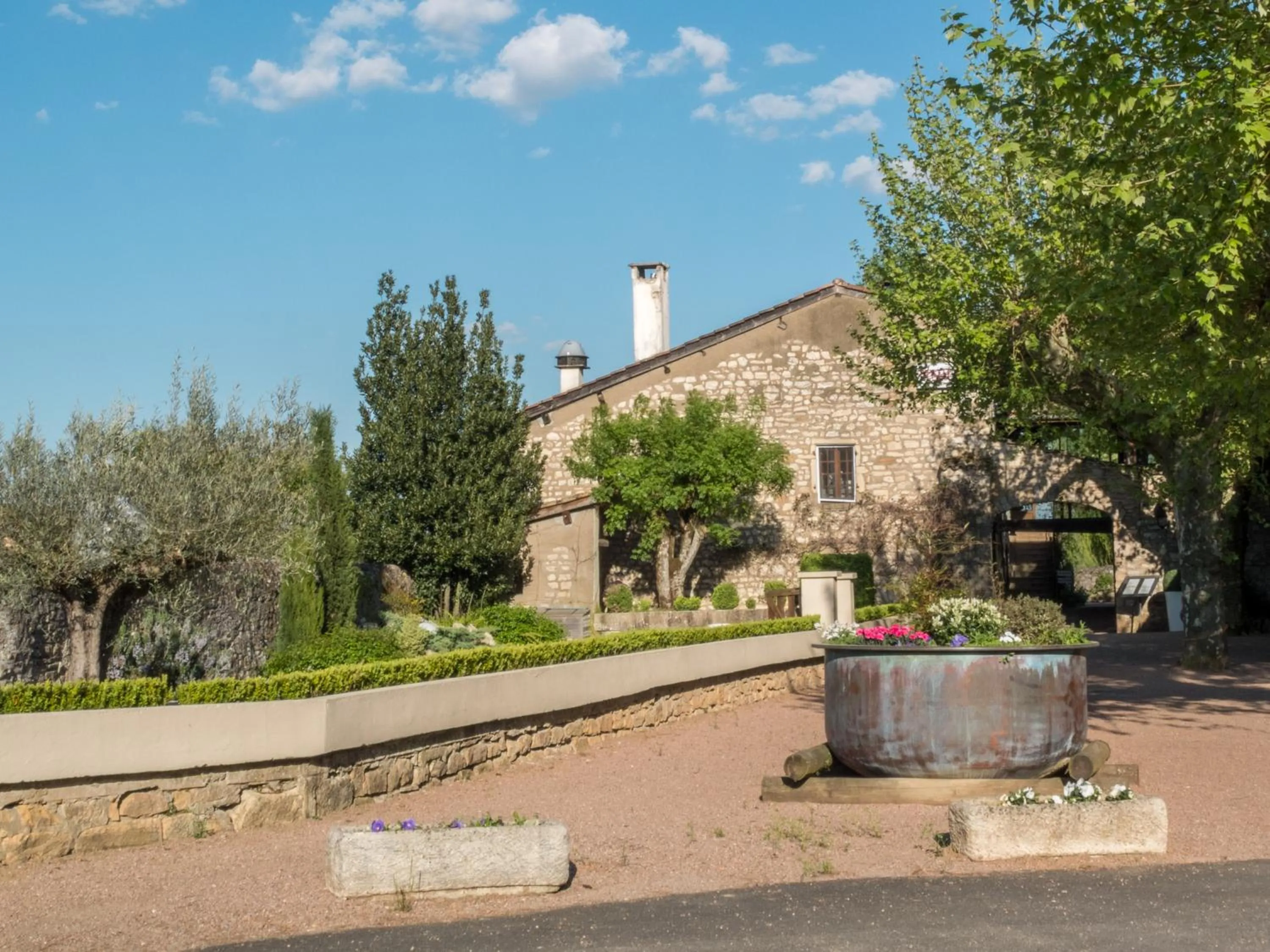 Facade/entrance in Logis Hôtel Restaurant La Vieille Ferme, Mâcon Nord
