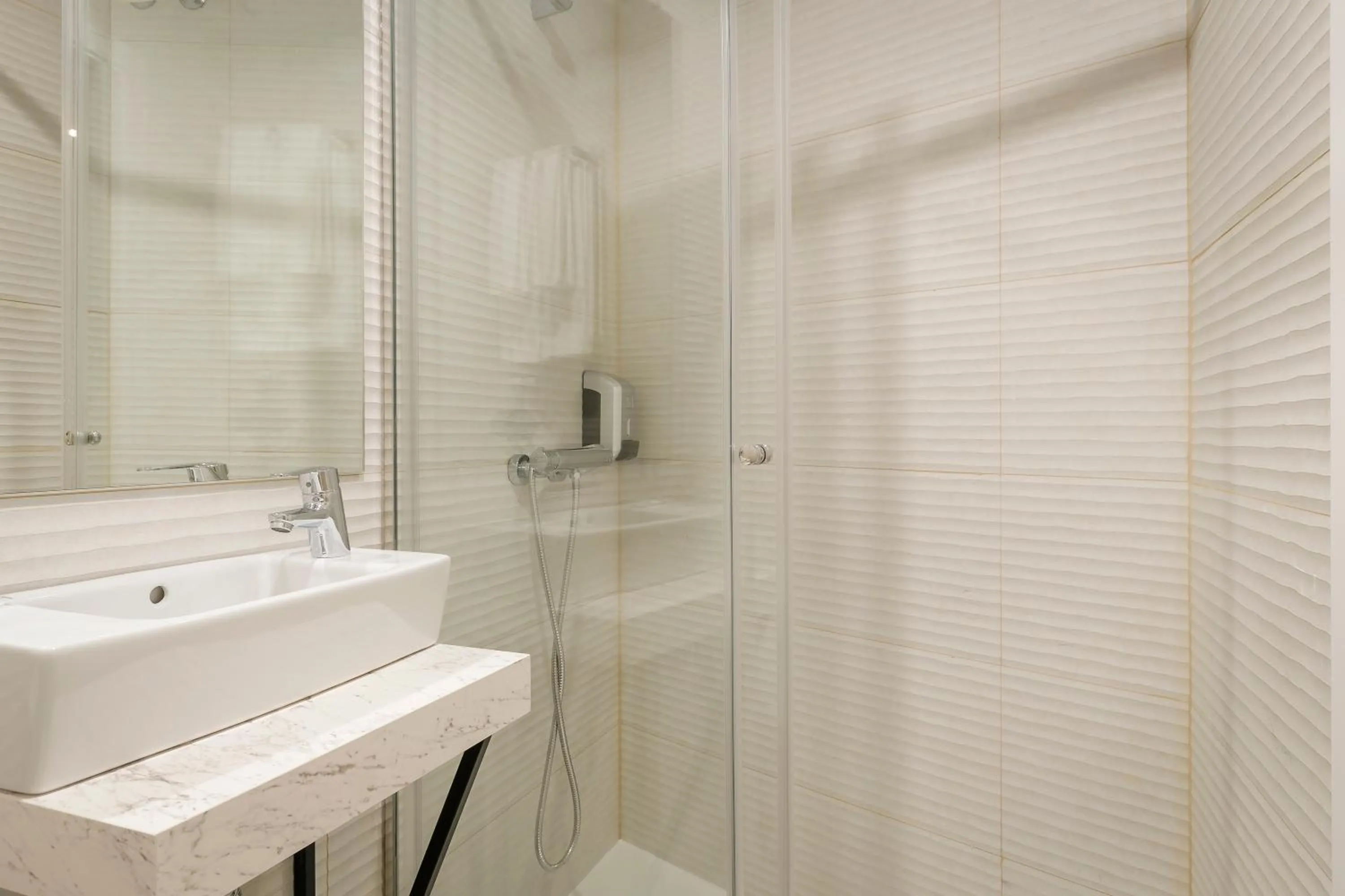 Shower in YIT Puerta Bisagra