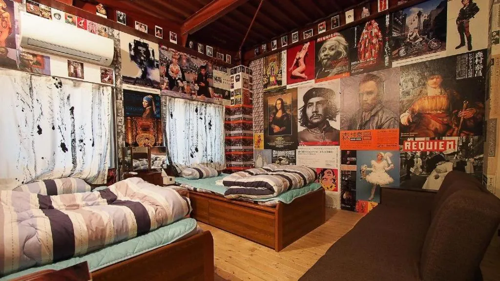 Bed in Kamagasaki University of the Arts Cafe Garden Guest House aka Cocoroom