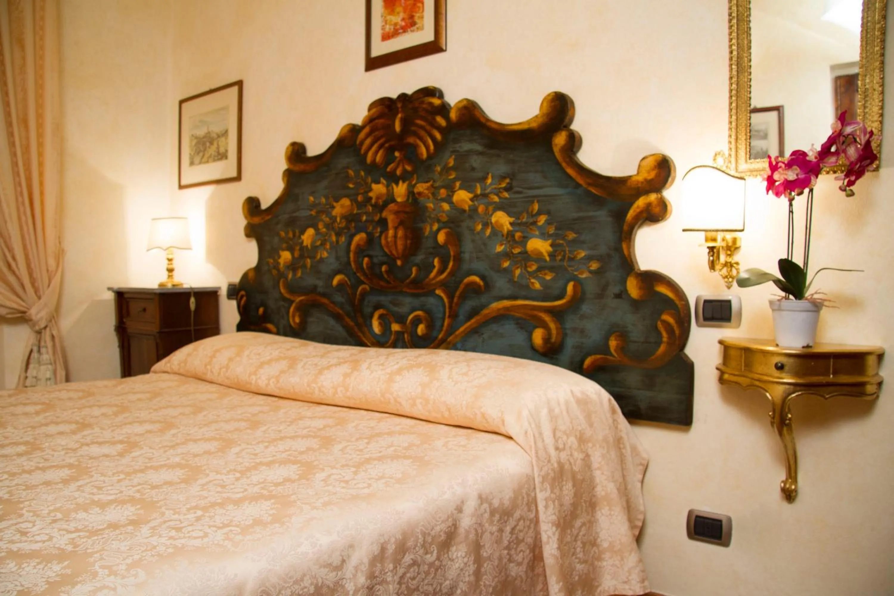 Photo of the whole room, Bed in Rocca Di Pierle, Agriturismo di Charme - Cortona