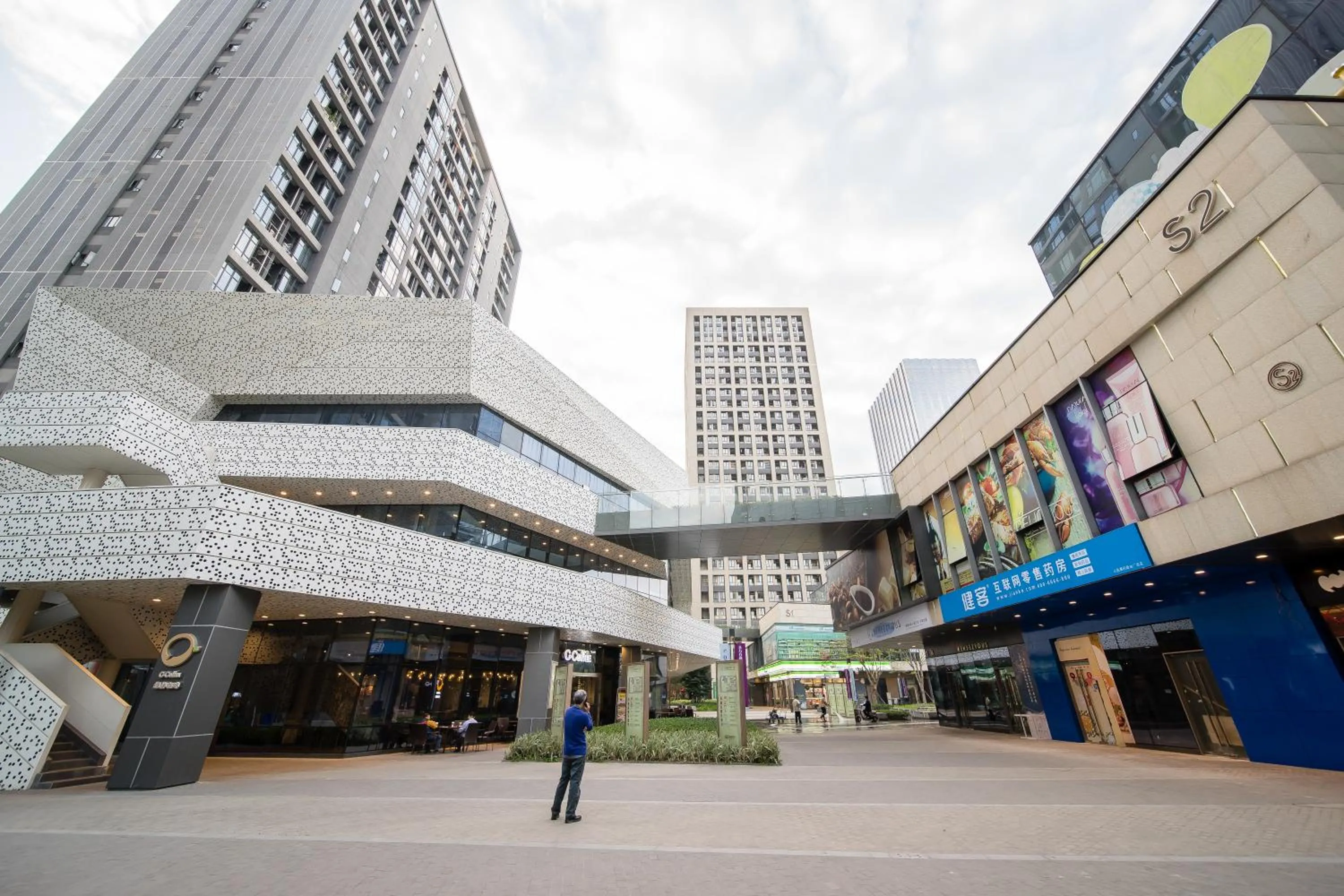 Property building in Guangzhou Laiste ApartHotel Science City Greenland Central Plaza Branch - Free Shuttle Bus to Canton Fair Complex During Canton Fair Period