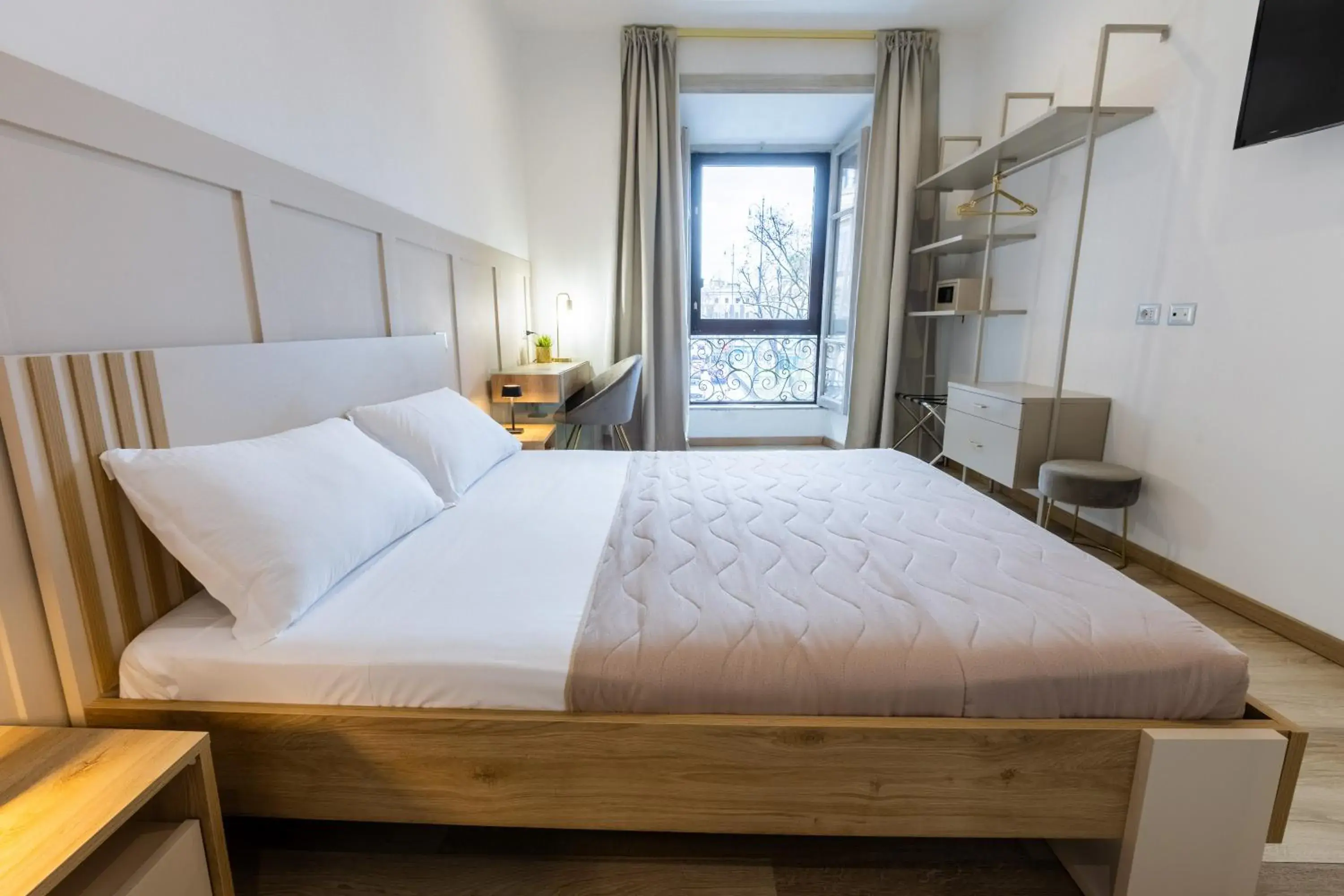 Deluxe Double Room with City View in La Vite Vaticana Deluxe Double Room with City View in La Vite Vaticana