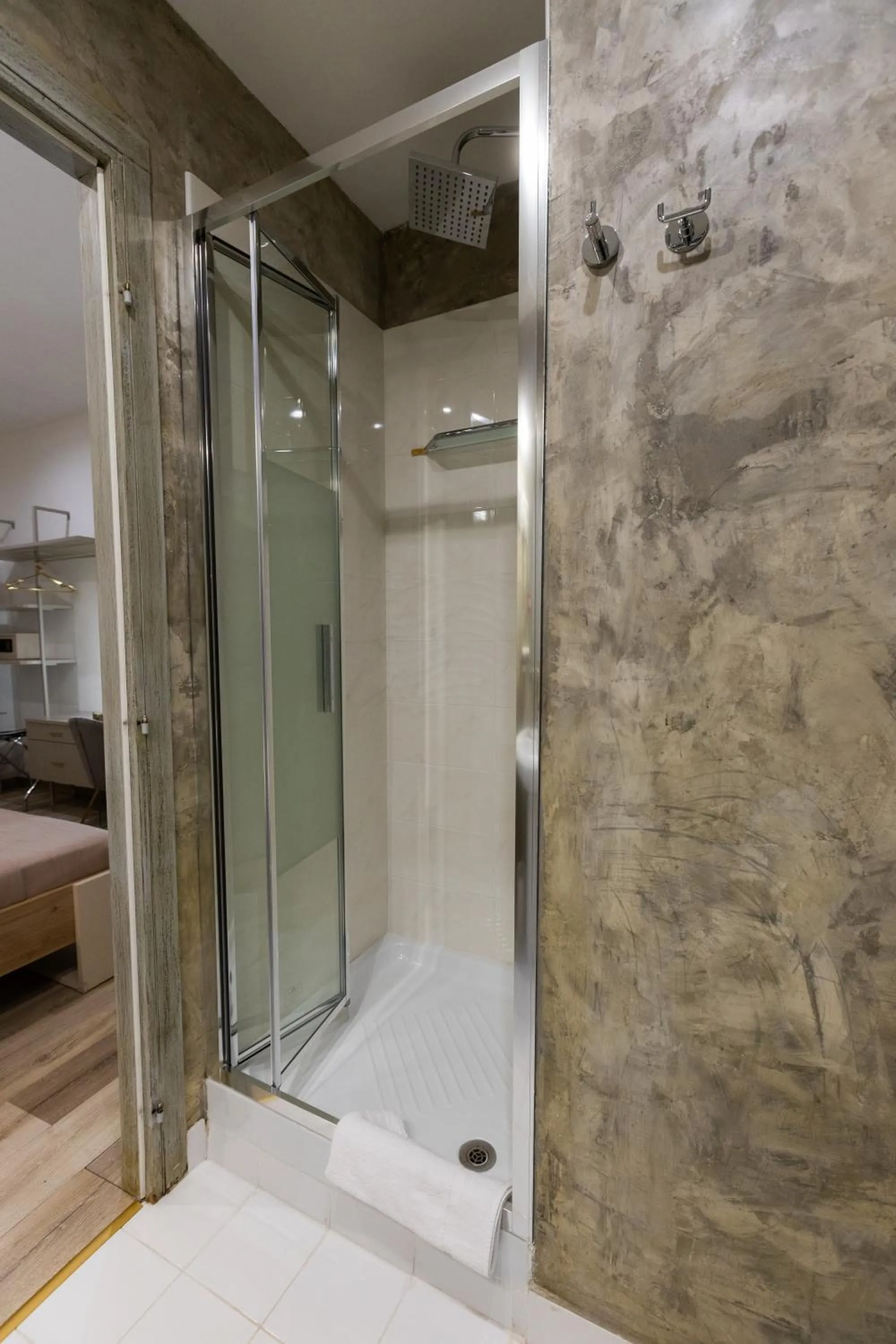 Shower in La Vite Vaticana