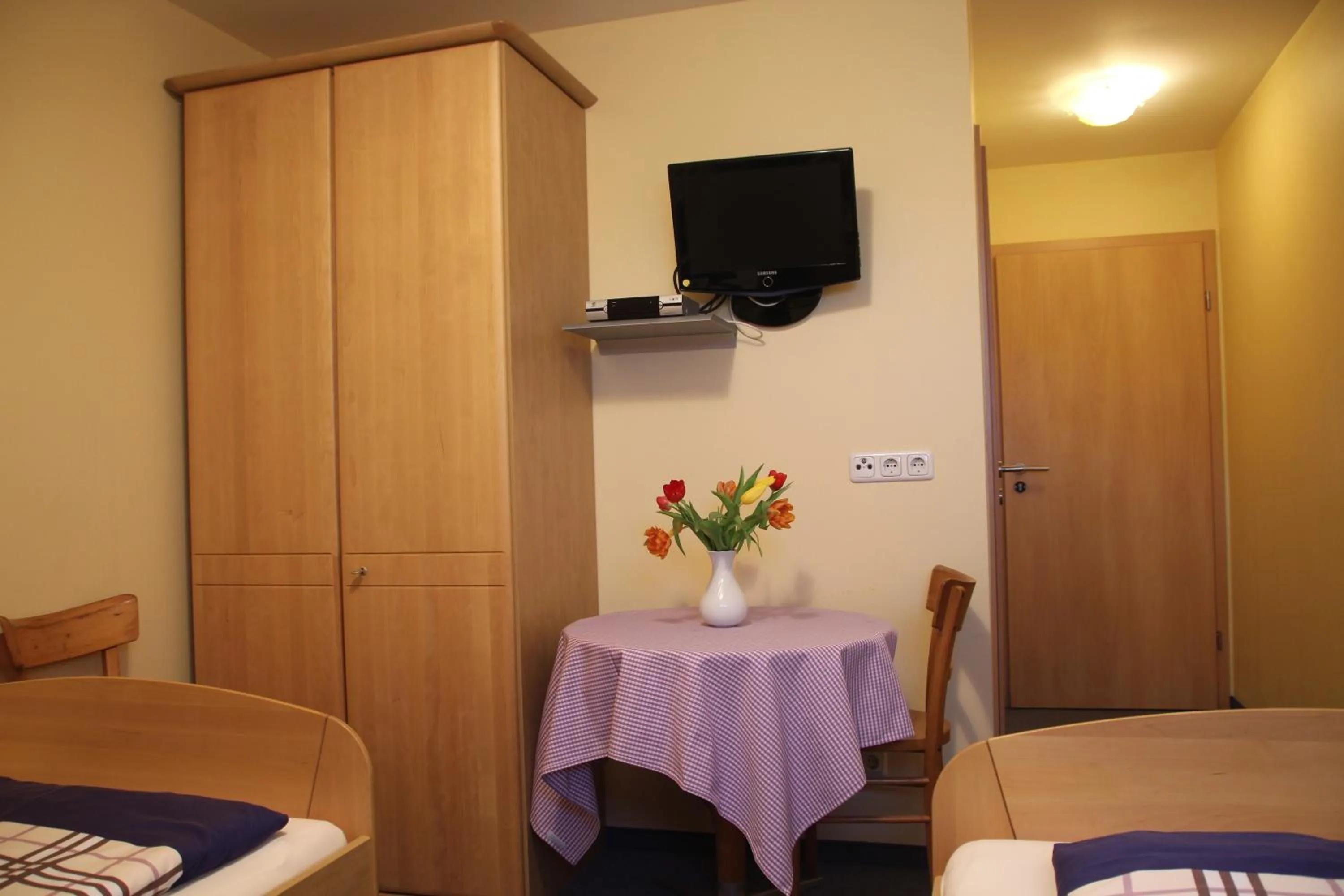 Photo of the whole room, Bed in Schwarzer Adler