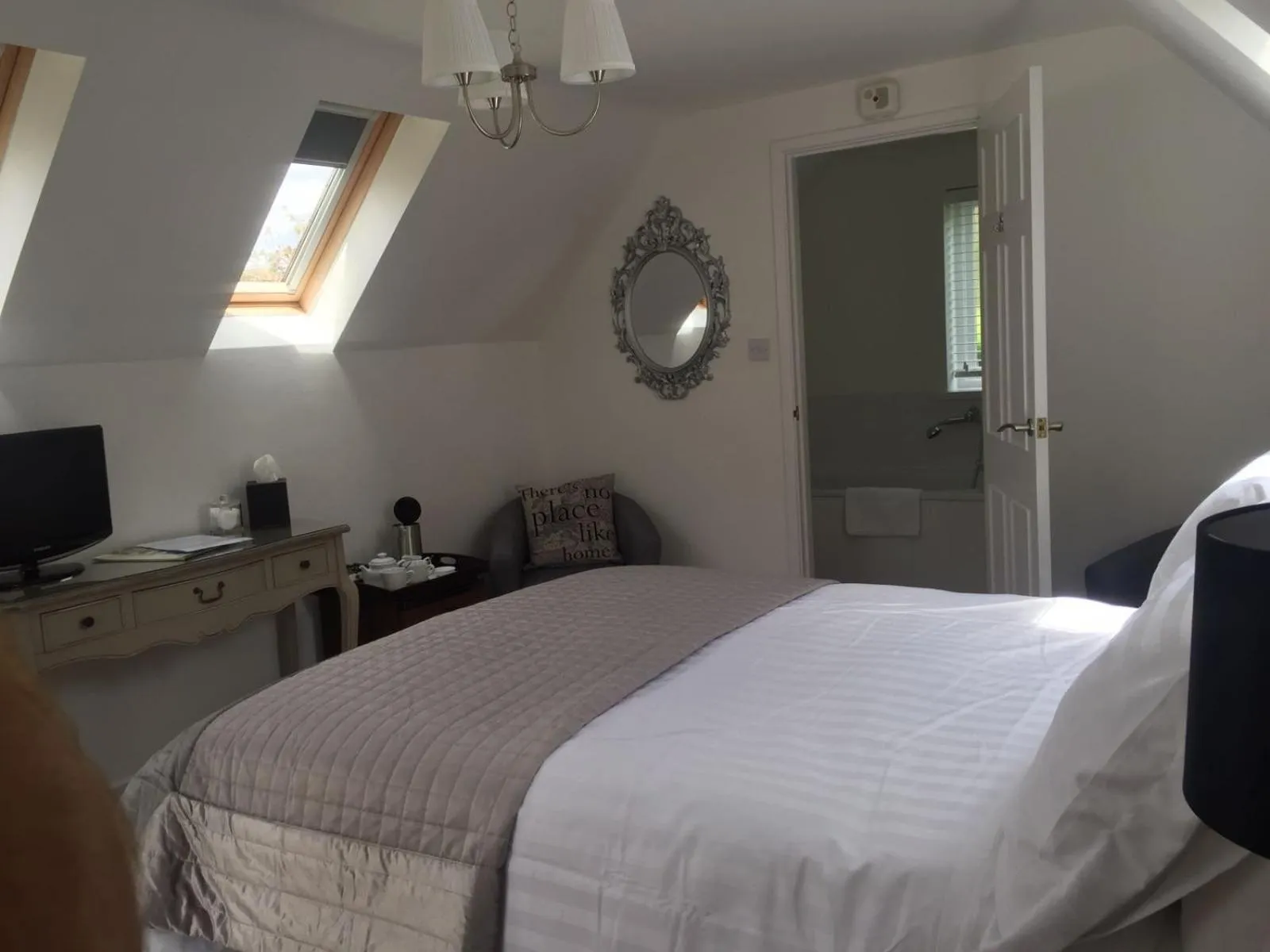 Bedroom, Bed in Coombe House