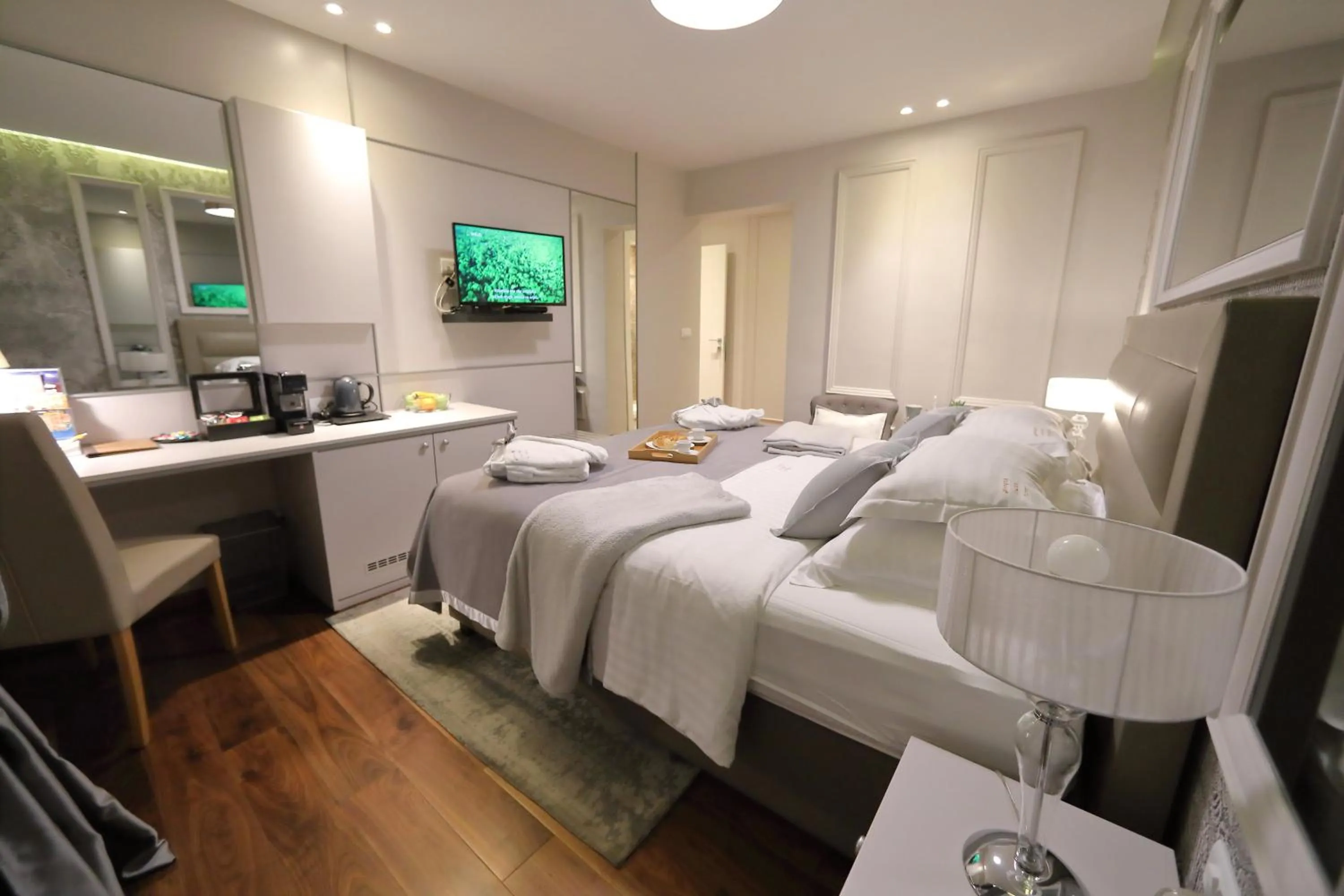 Photo of the whole room, Bed in Luxury rooms Kadena