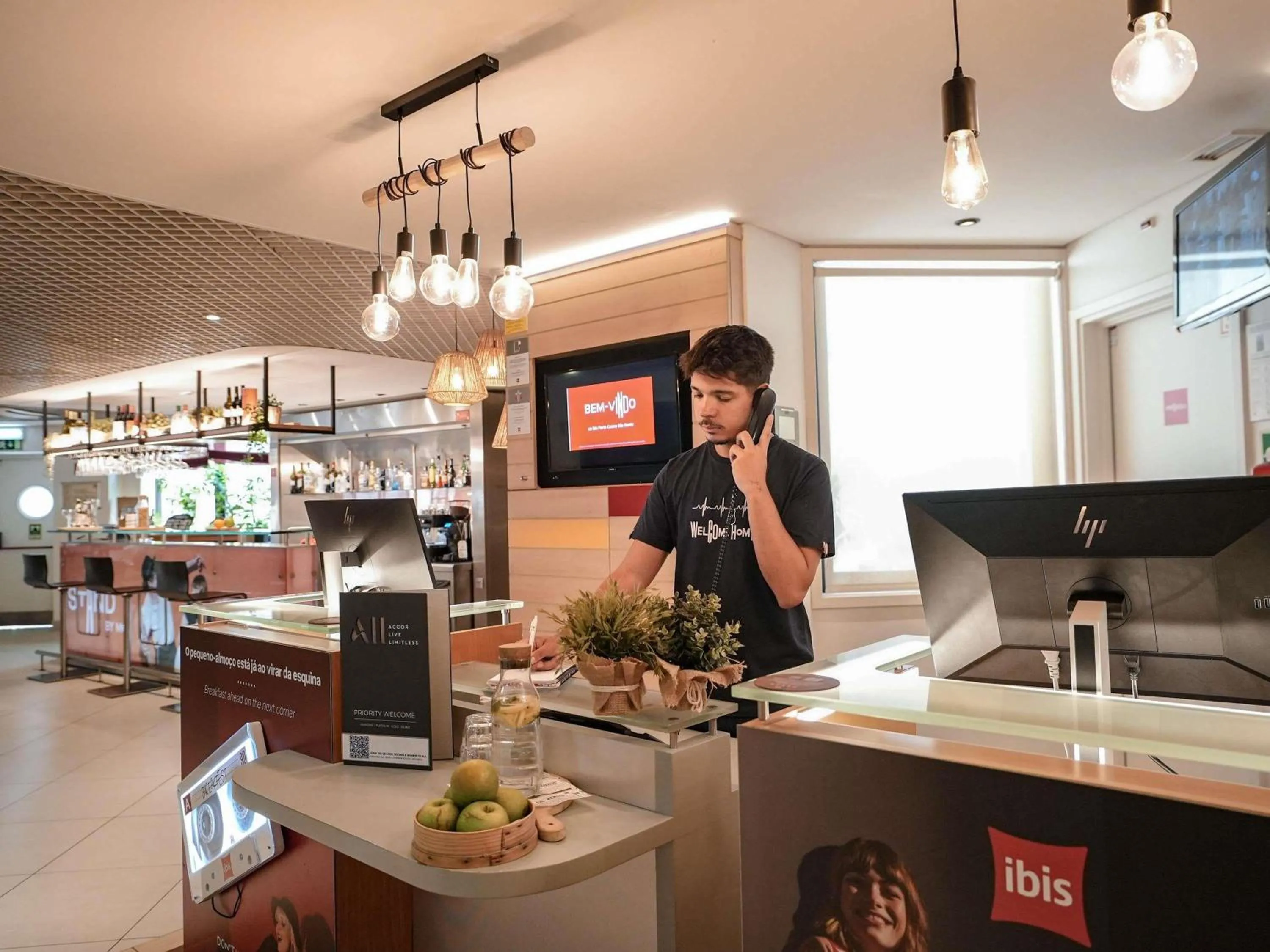 Lounge or bar in ibis Porto Centro São Bento