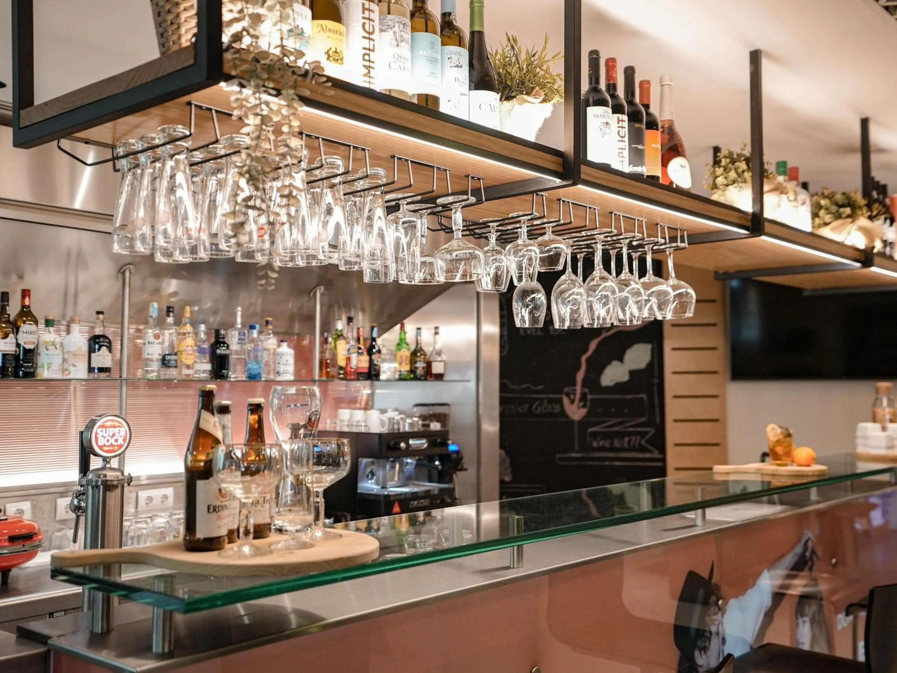 Lounge or bar in ibis Porto Centro São Bento