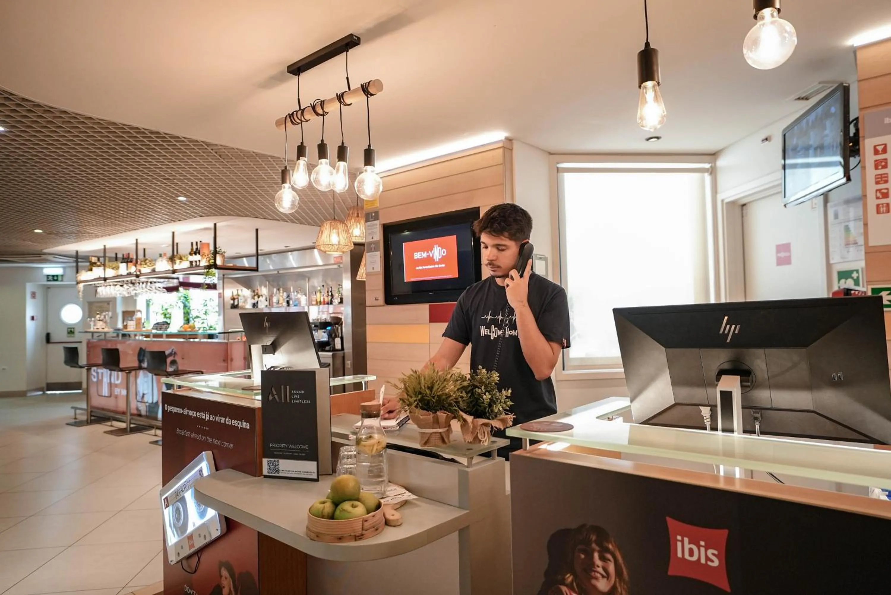 Lobby or reception in ibis Porto Centro São Bento