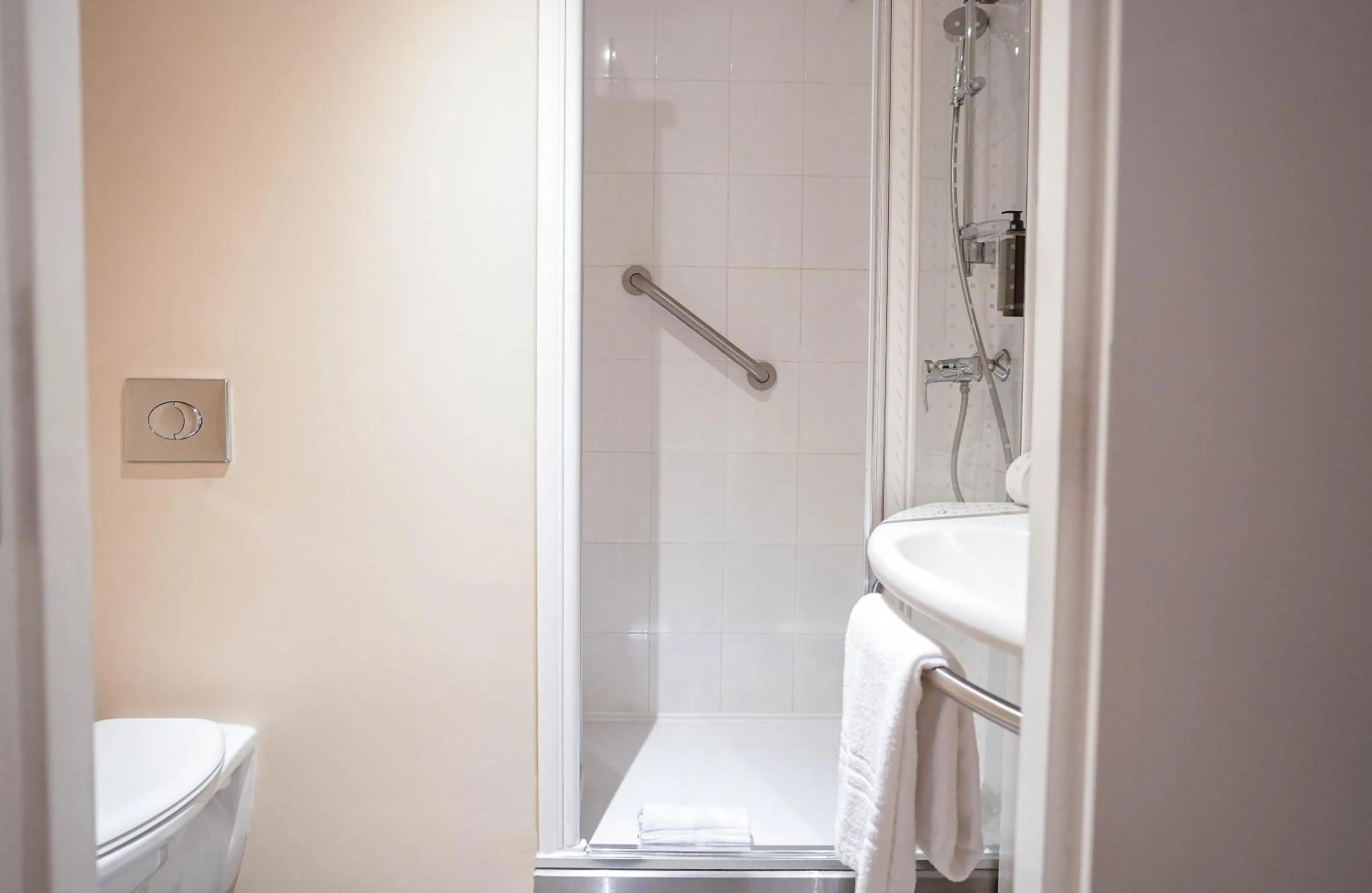 Bathroom in ibis Porto Centro São Bento