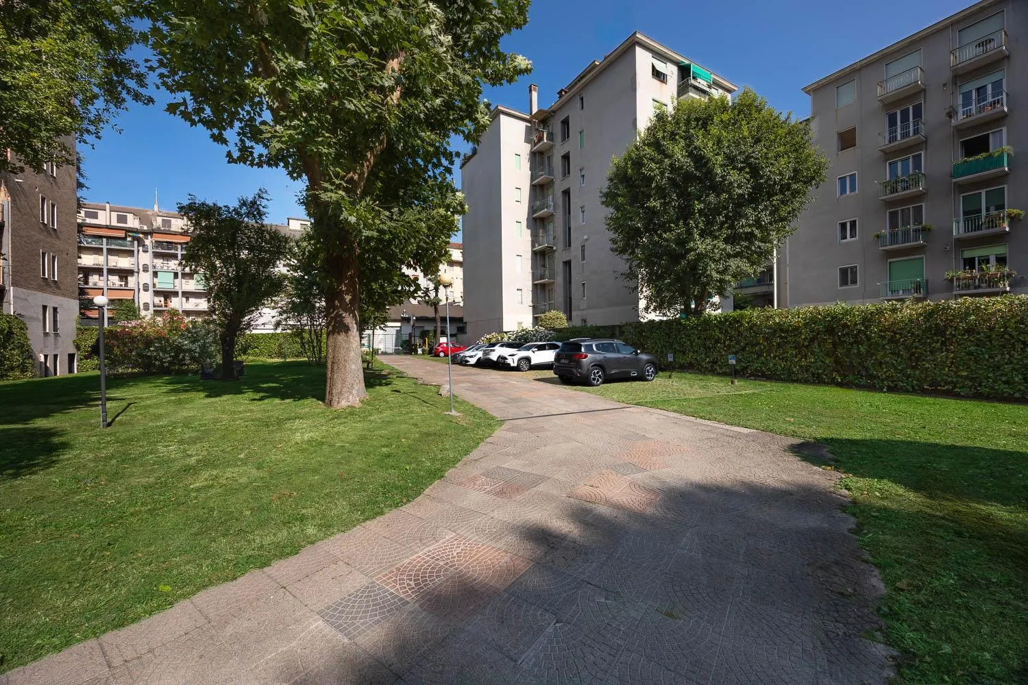 Parking in iH Hotels Milano ApartHotel Argonne Park