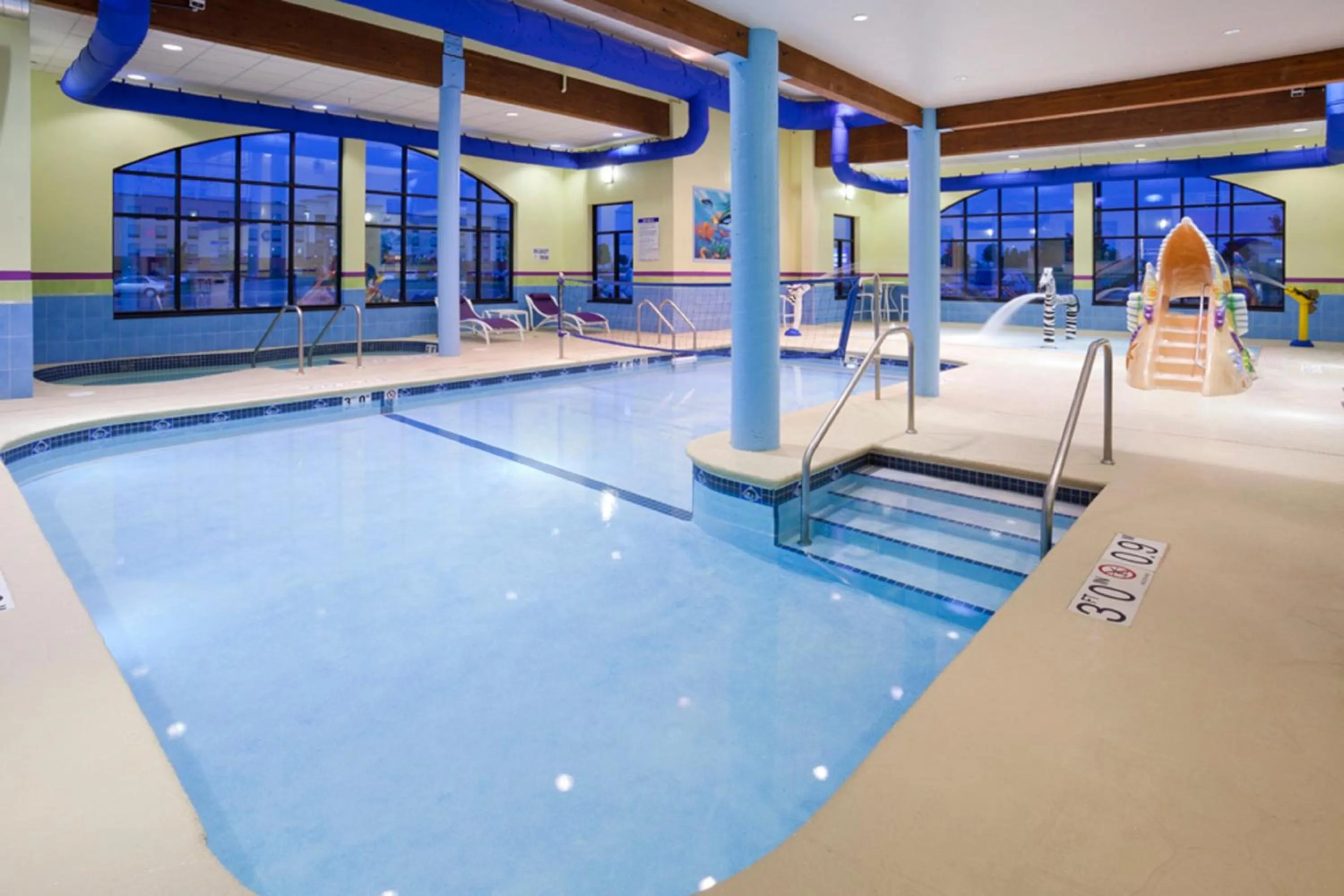 Swimming pool in Holiday Inn Express Hotel & Suites Rogers by IHG