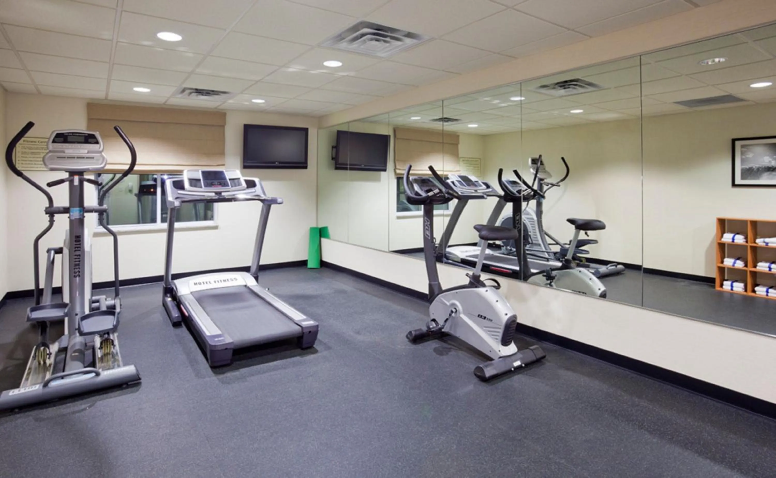 Fitness centre/facilities in Holiday Inn Express Hotel & Suites Rogers by IHG