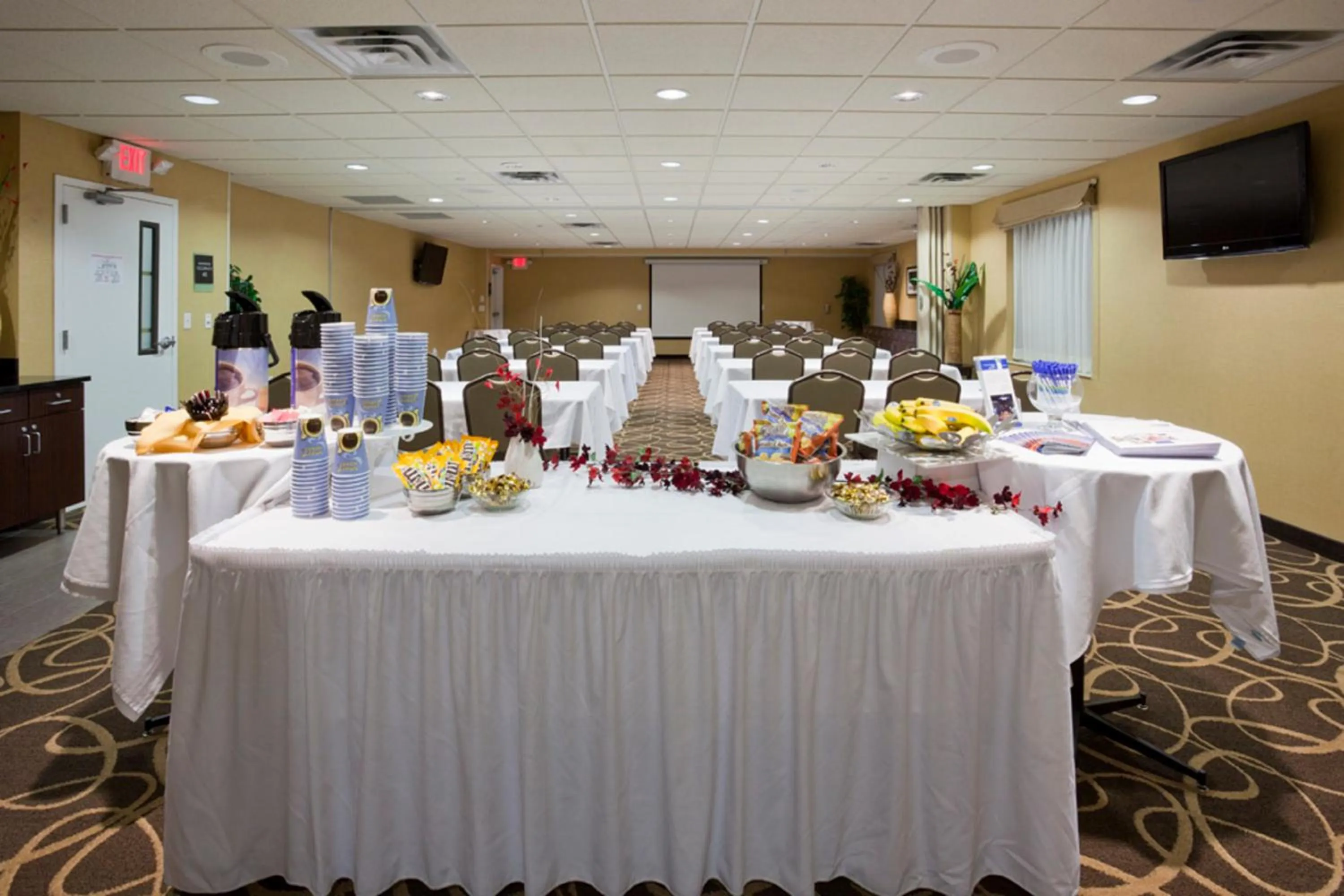 Meeting/conference room in Holiday Inn Express Hotel & Suites Rogers by IHG