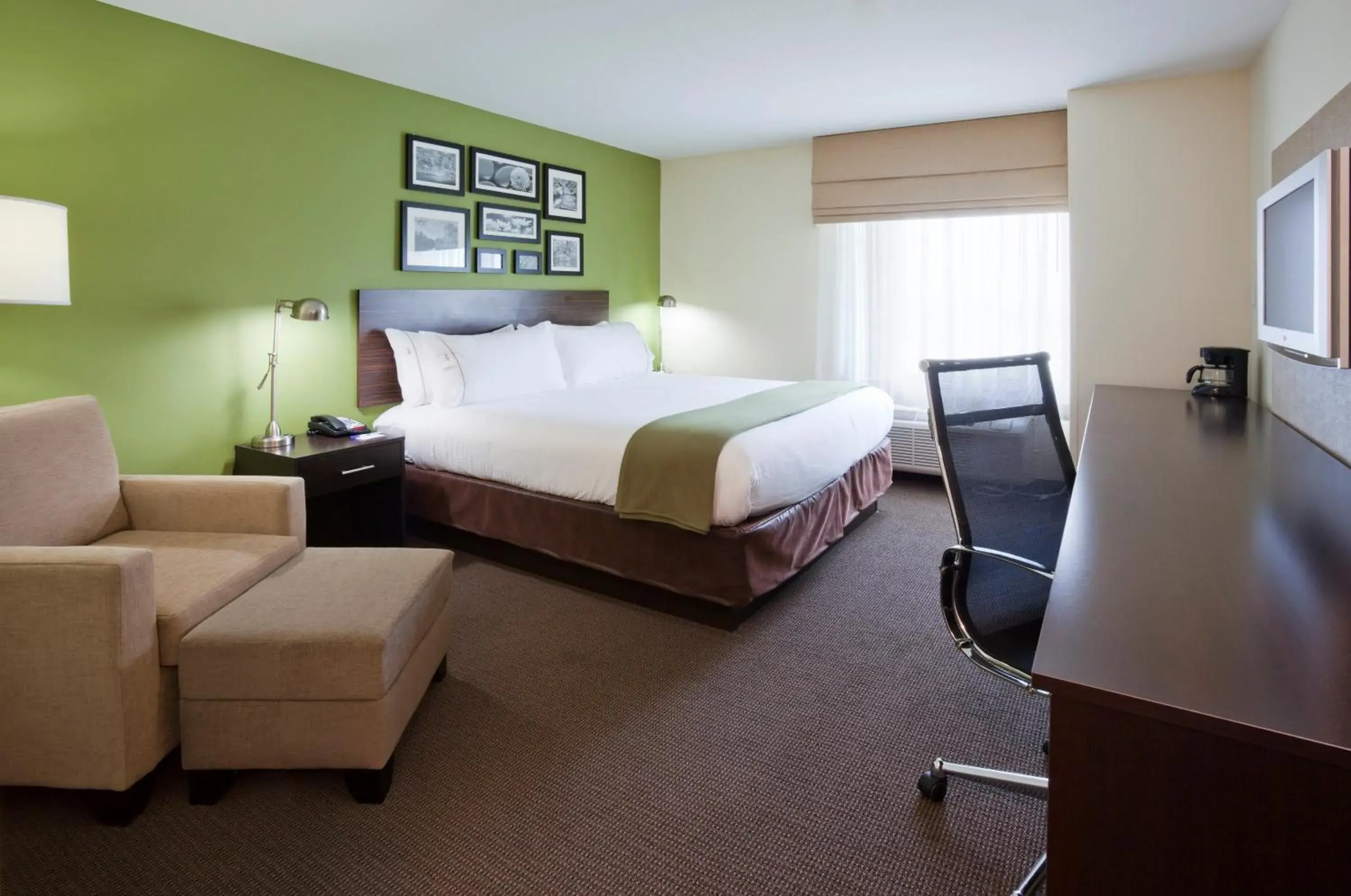 Superior King Room in Holiday Inn Express Hotel & Suites Rogers by IHG Superior King Room in Holiday Inn Express Hotel & Suites Rogers by IHG