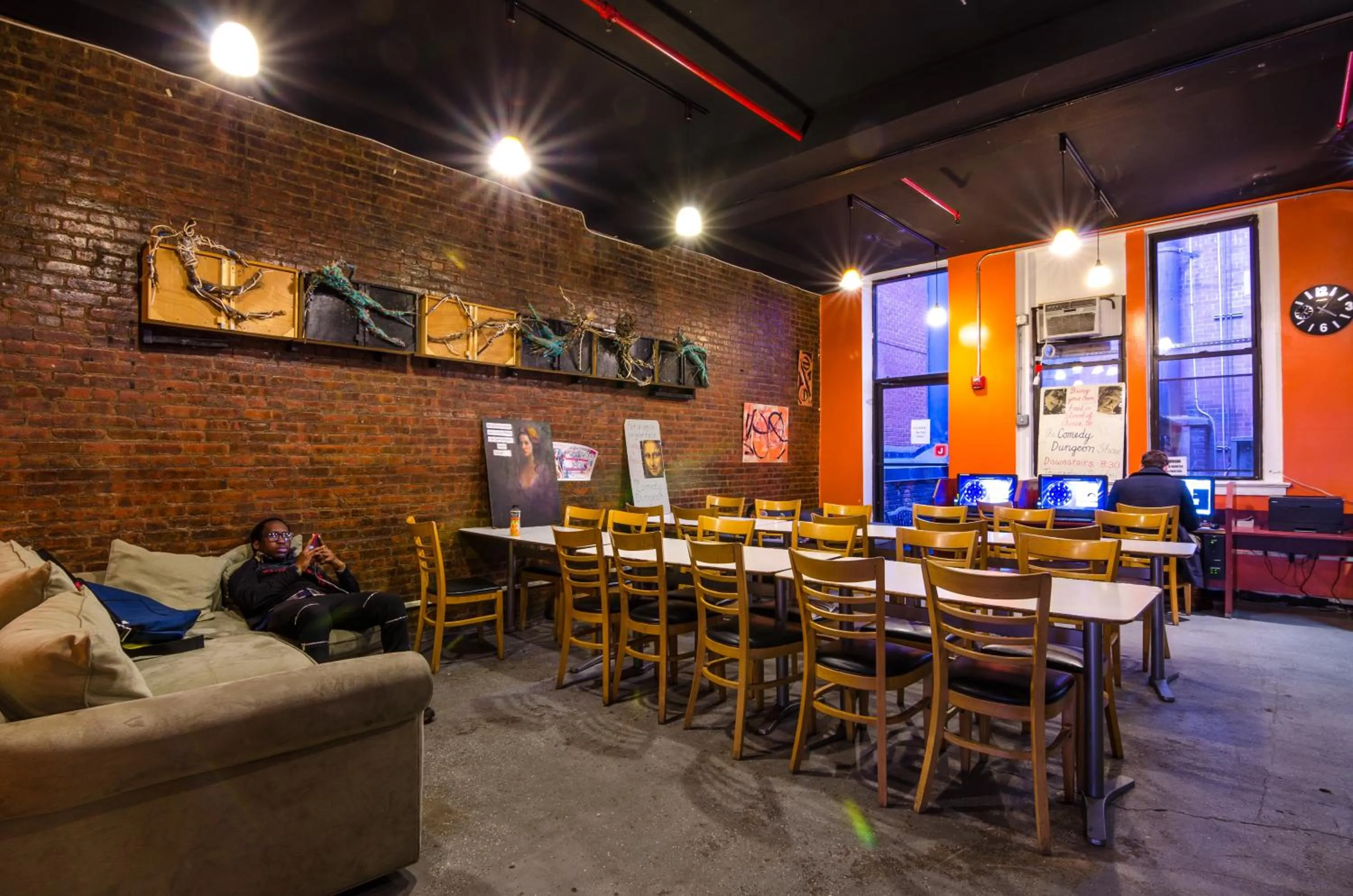 Communal lounge/ TV room in Jazz on the Park Youth Hostel