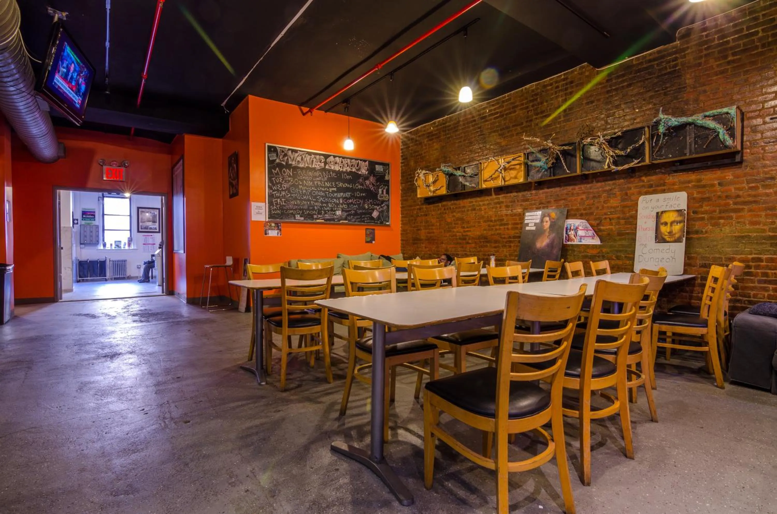 Communal lounge/ TV room, Restaurant/Places to Eat in Jazz on the Park Youth Hostel