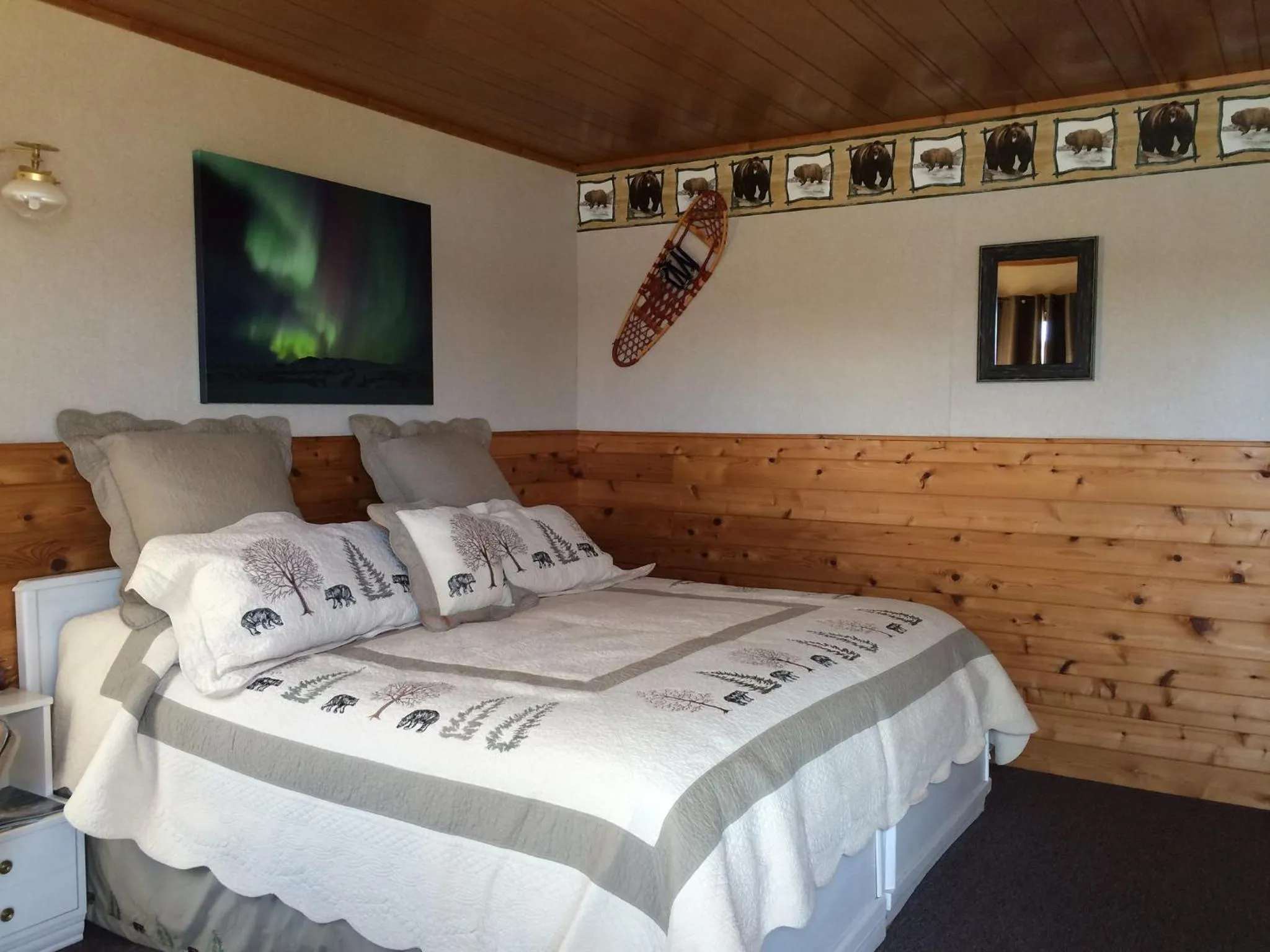Photo of the whole room, Bed in Caribou Lodge Alaska