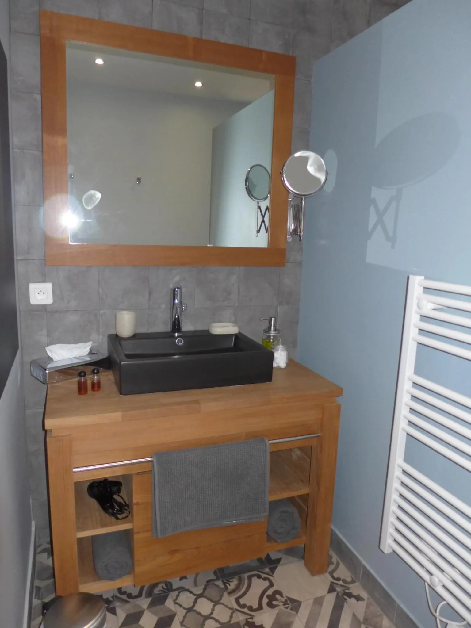 Decorative detail in Le Moulin de Saint-Julien