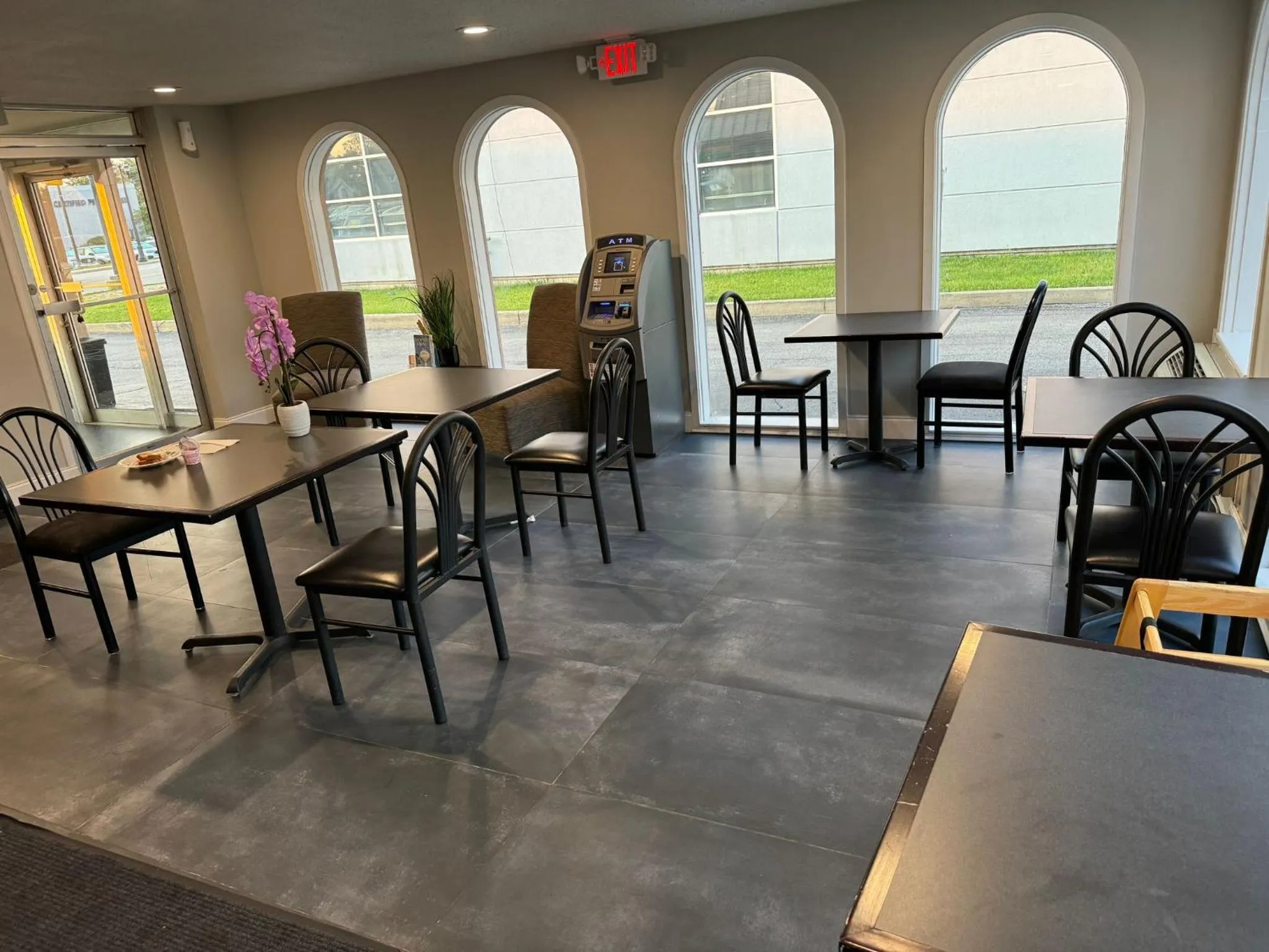 Seating area in Super 8 by Wyndham Morton Grove/Chicago