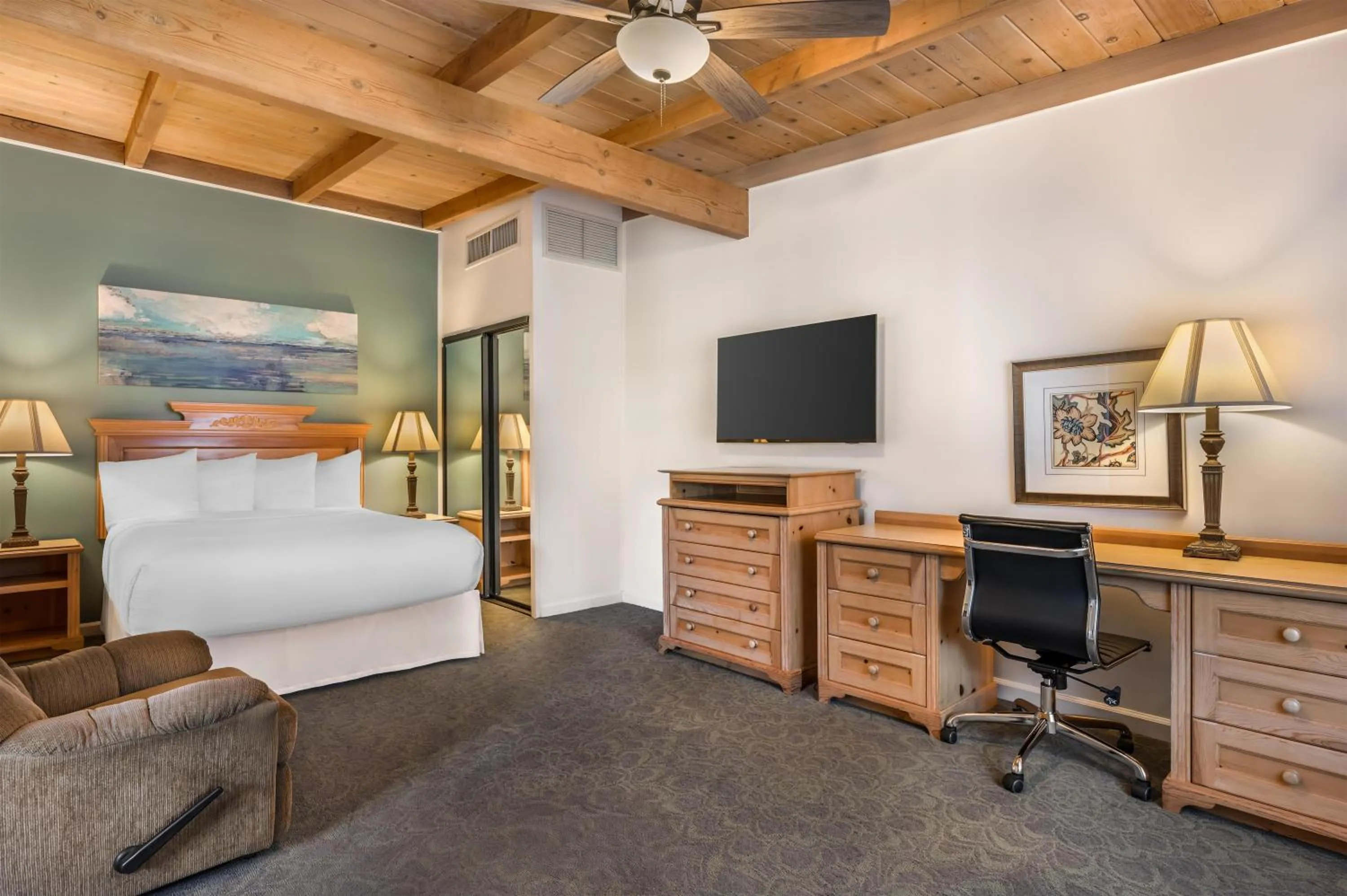 Bedroom, Bed in Best Western Plus Santa Barbara