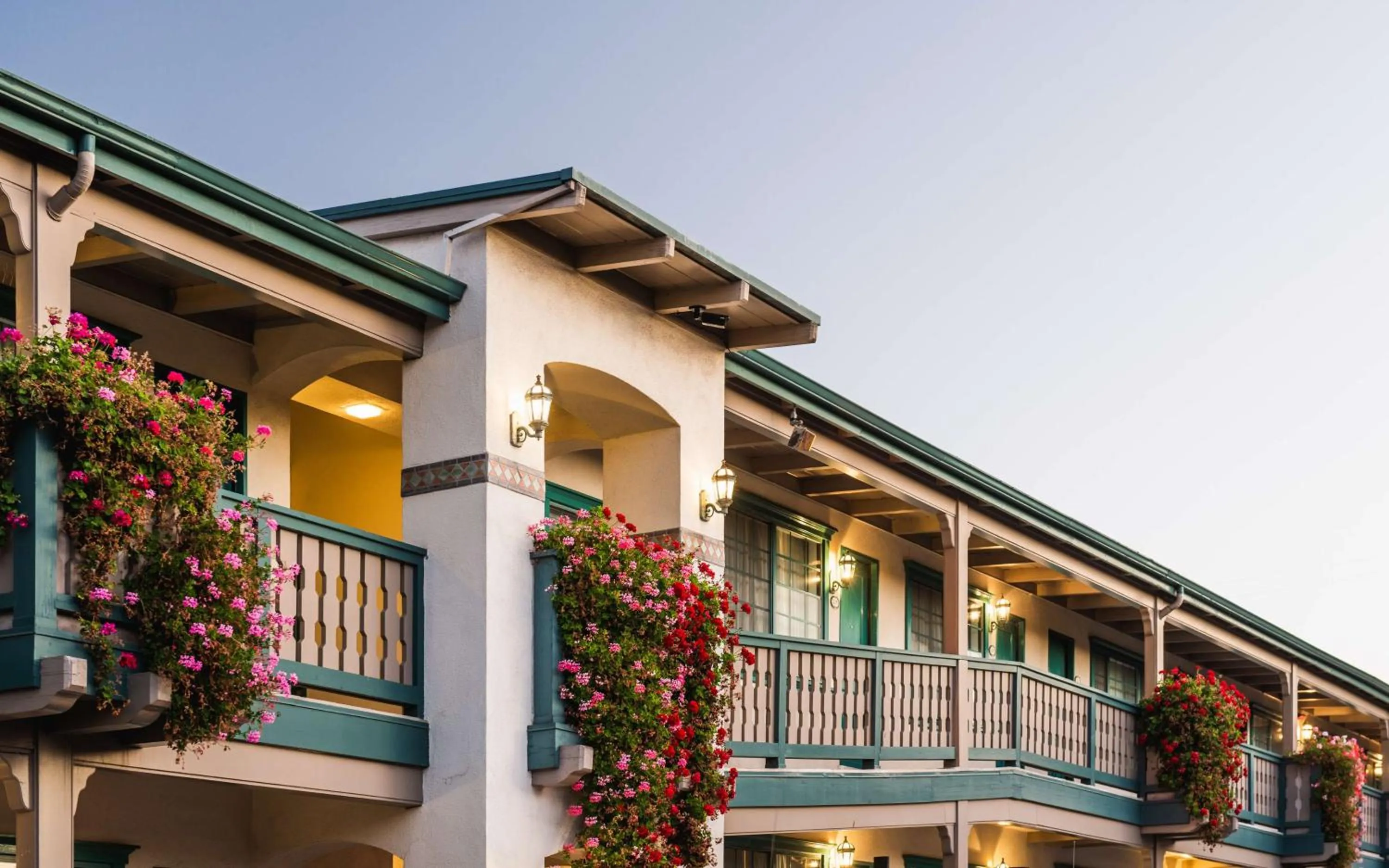 Property building in Best Western Plus Santa Barbara