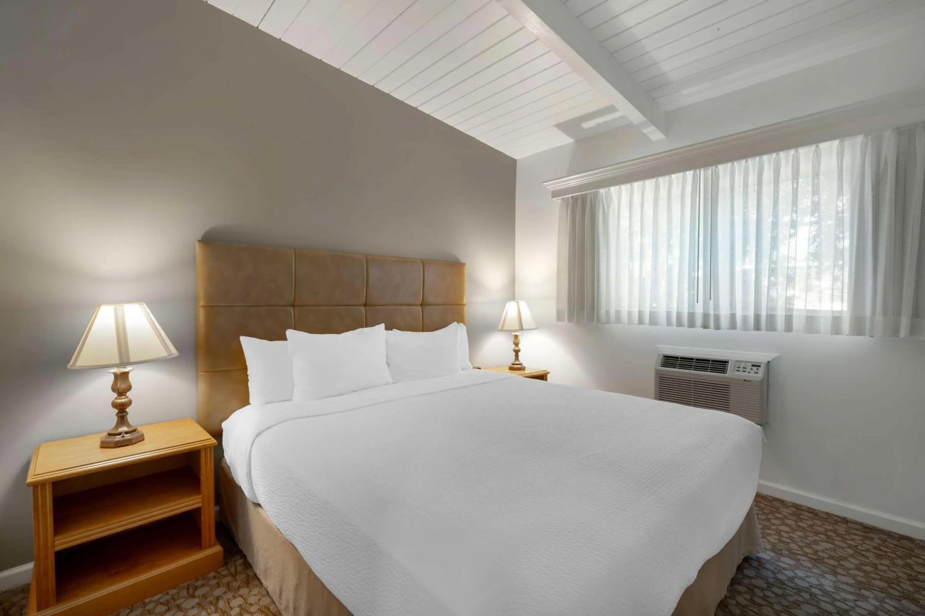 Bedroom, Bed in Best Western Plus Santa Barbara