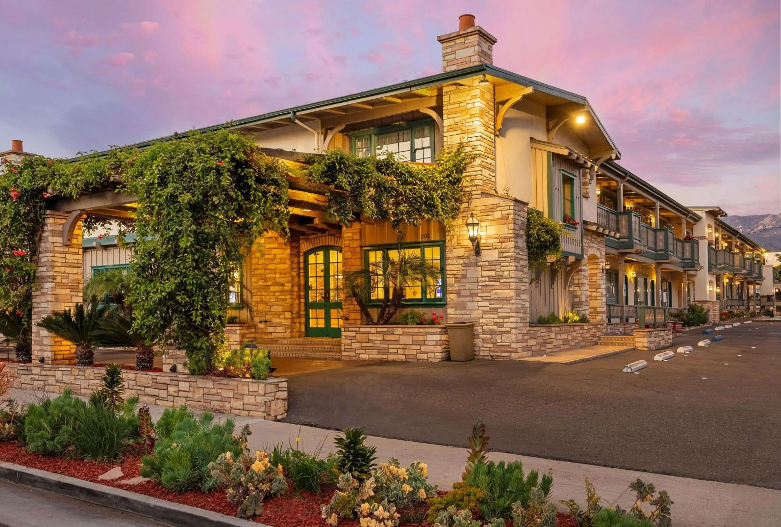 Property building in Best Western Plus Santa Barbara