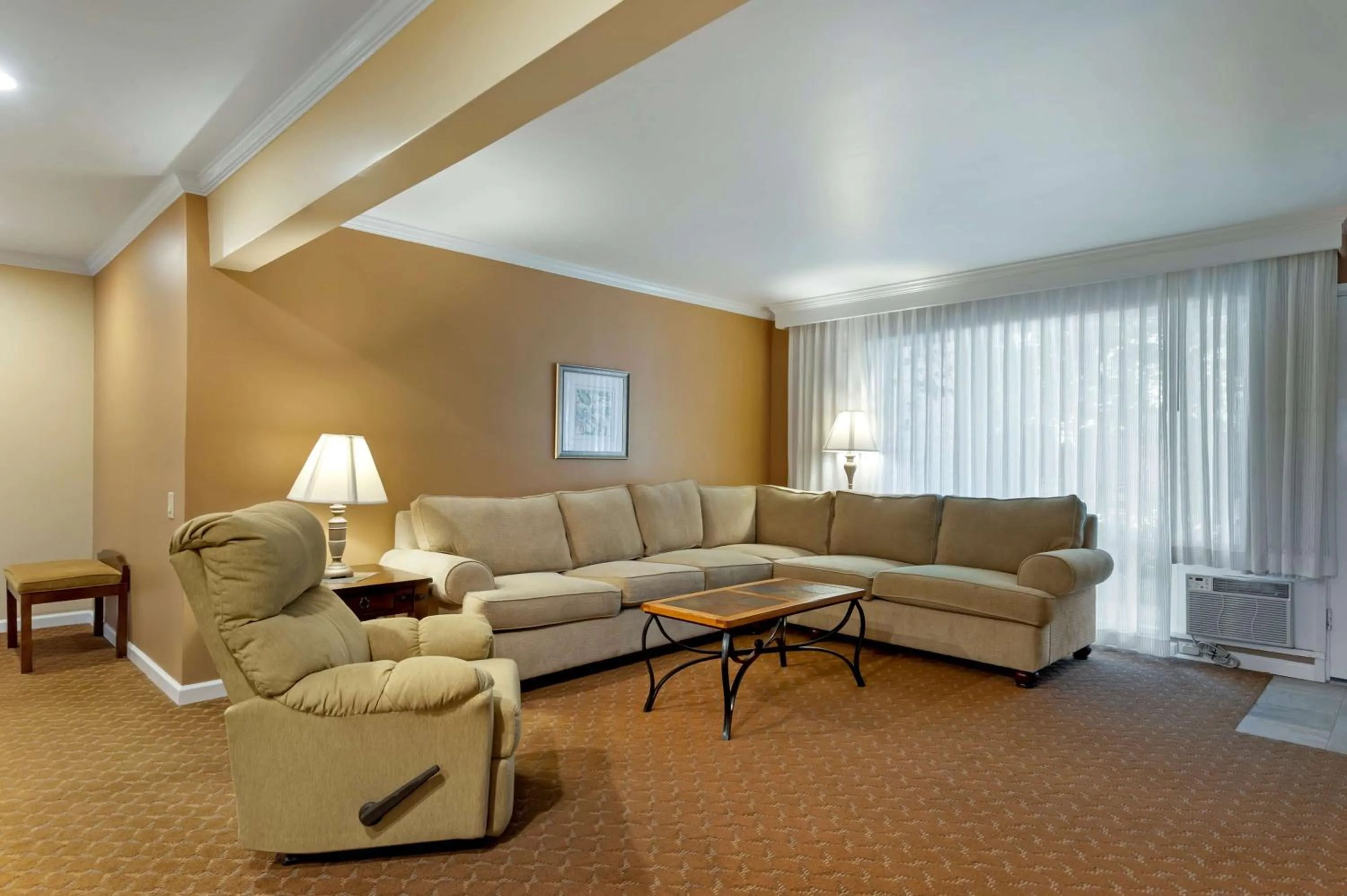 Photo of the whole room in Best Western Plus Santa Barbara