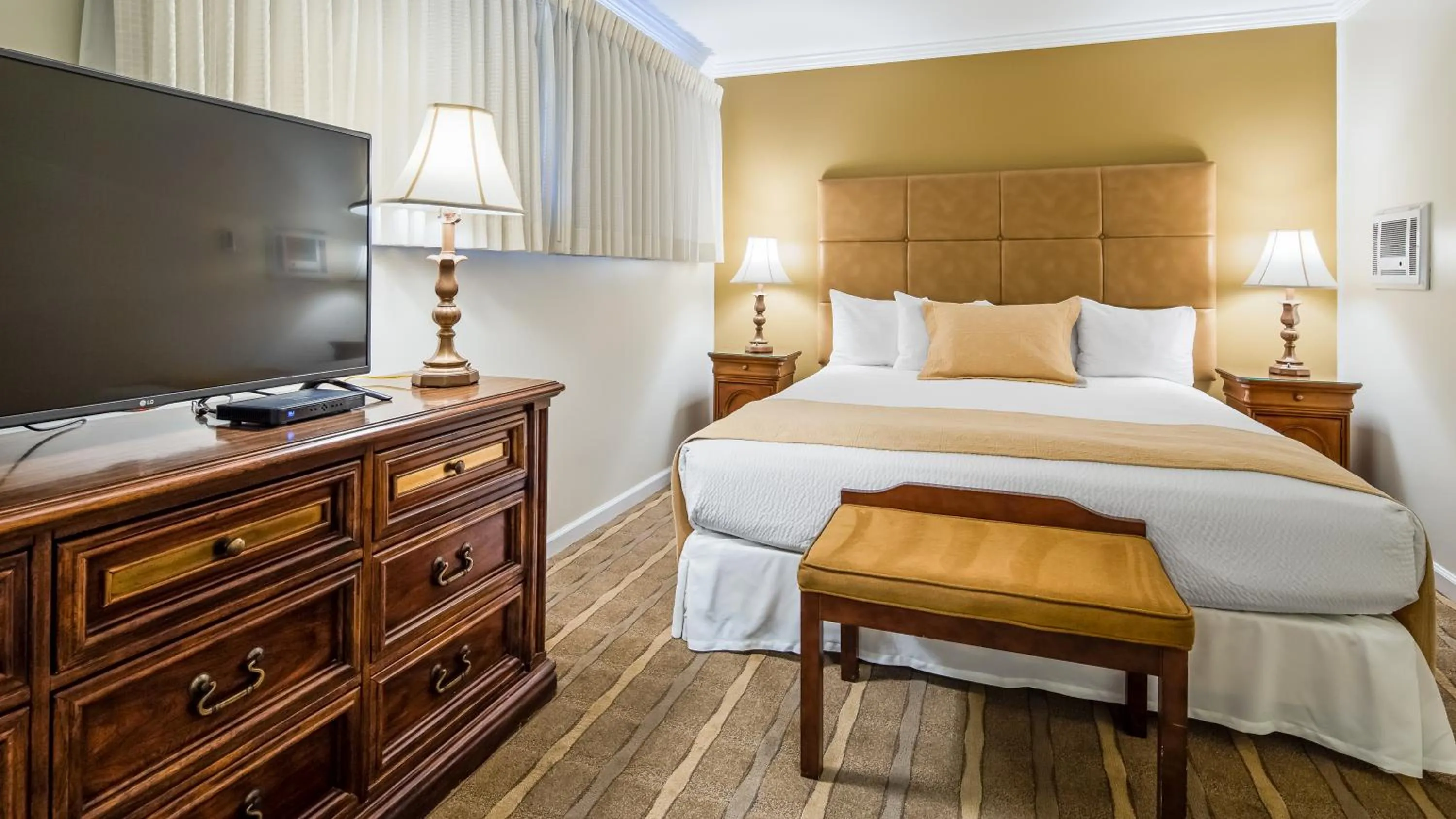 Bedroom, Bed in Best Western Plus Santa Barbara