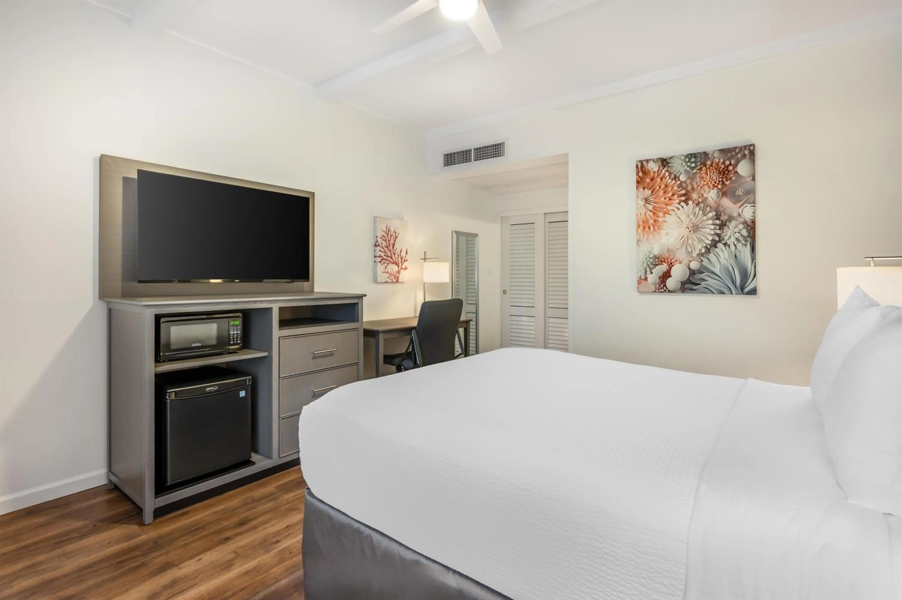 Bedroom, Bed in Best Western Plus Santa Barbara