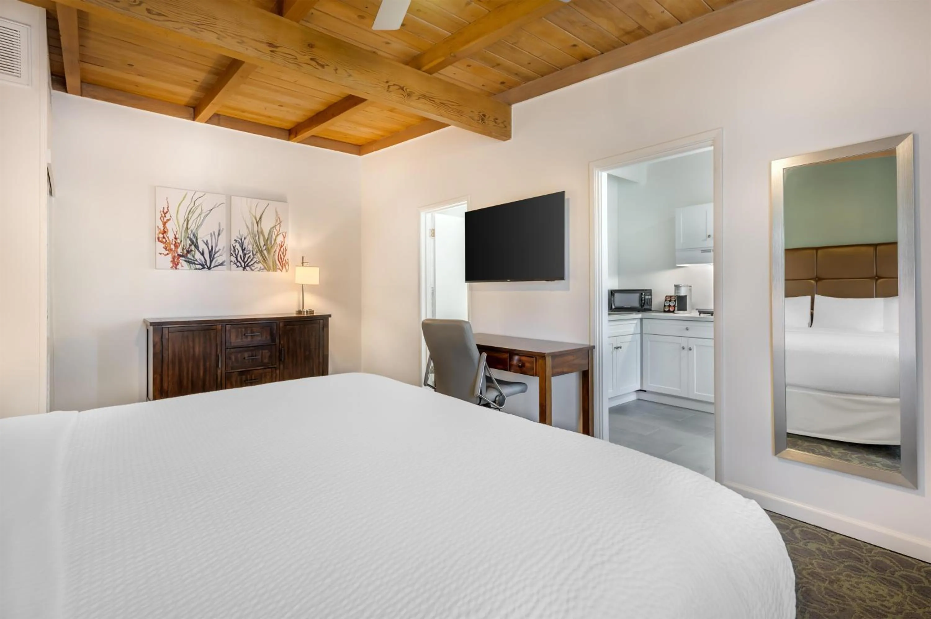 Bedroom, Bed in Best Western Plus Santa Barbara