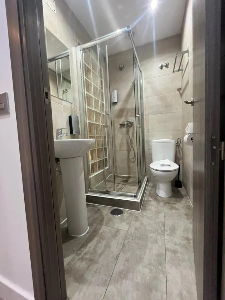 Shower in Hostal Abril Madrid