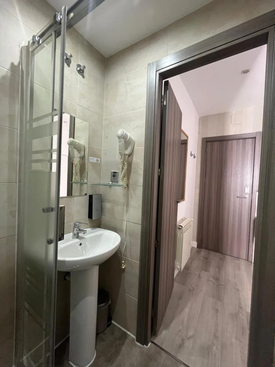 Toilet in Hostal Abril Madrid