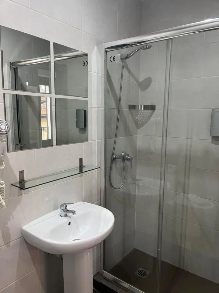 Shower in Hostal Abril Madrid