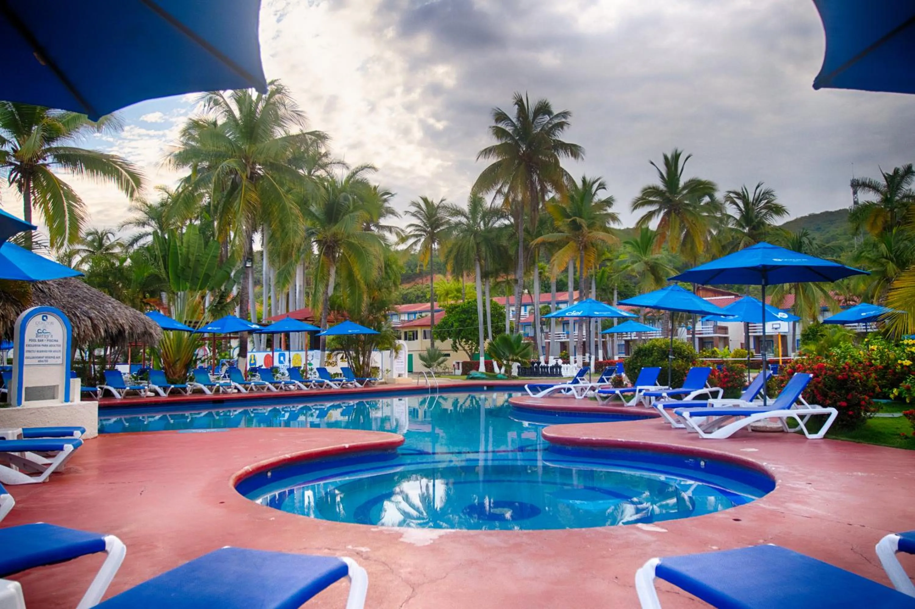 Swimming pool in Qualton Club Ixtapa All Inclusive