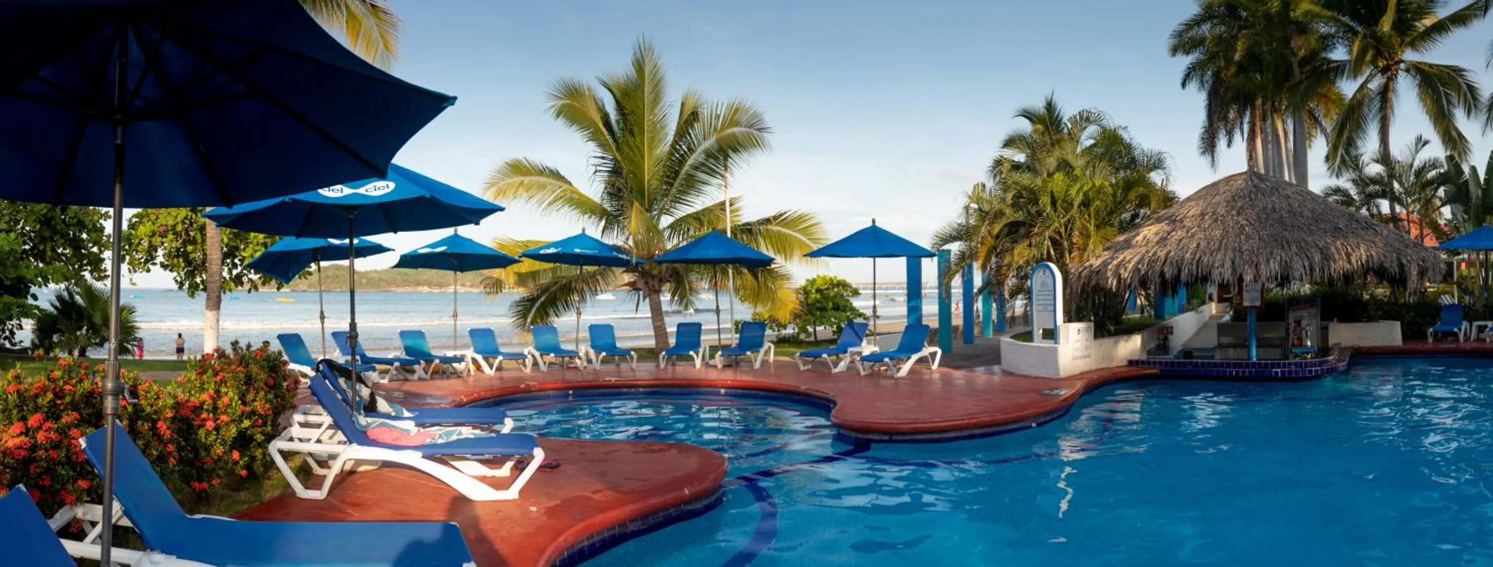 Swimming pool in Qualton Club Ixtapa All Inclusive