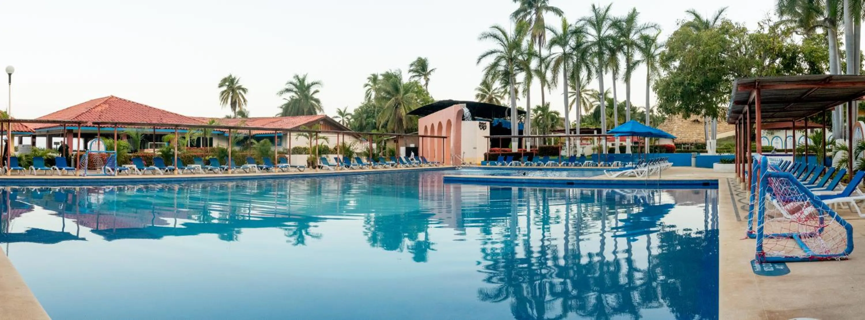 Swimming pool in Qualton Club Ixtapa All Inclusive