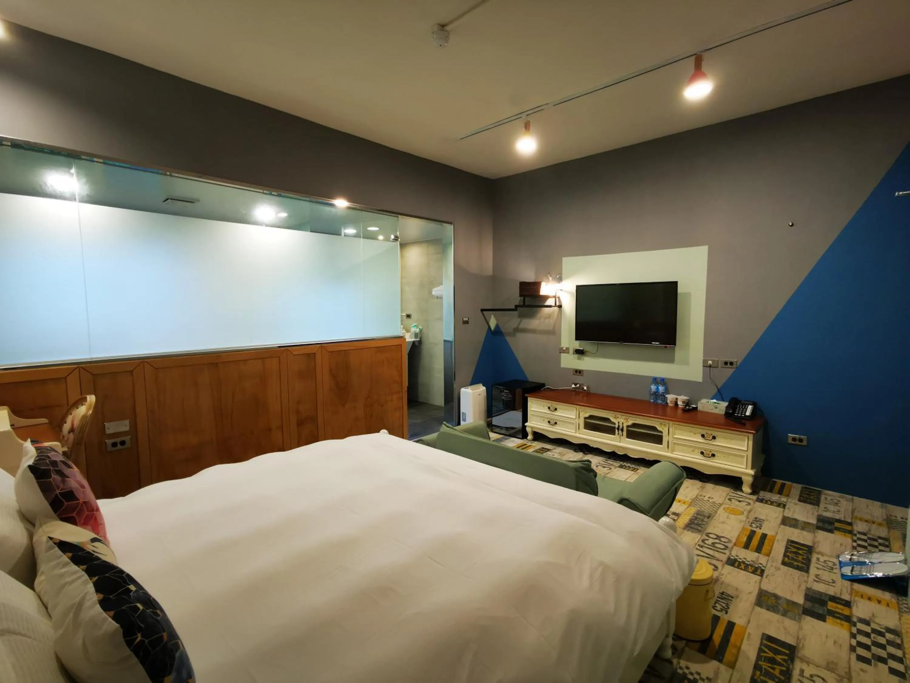 Bedroom, Bed in Slow Wow Hot Spring Hotel