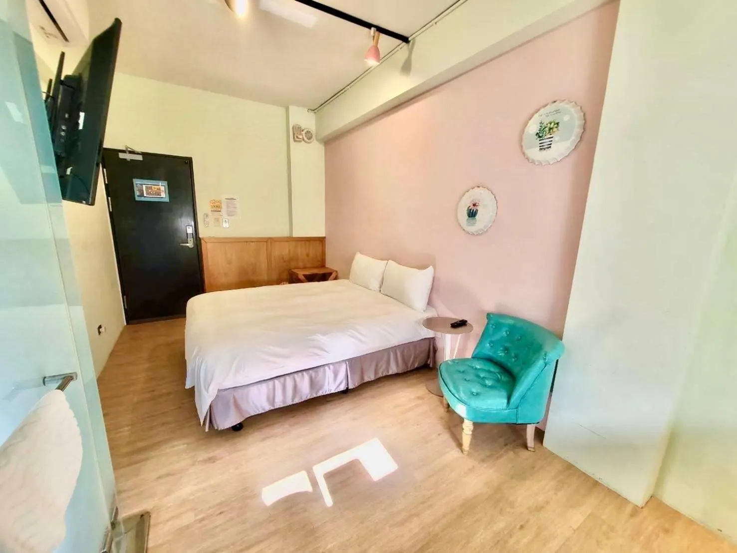 Bedroom, Bed in Slow Wow Hot Spring Hotel