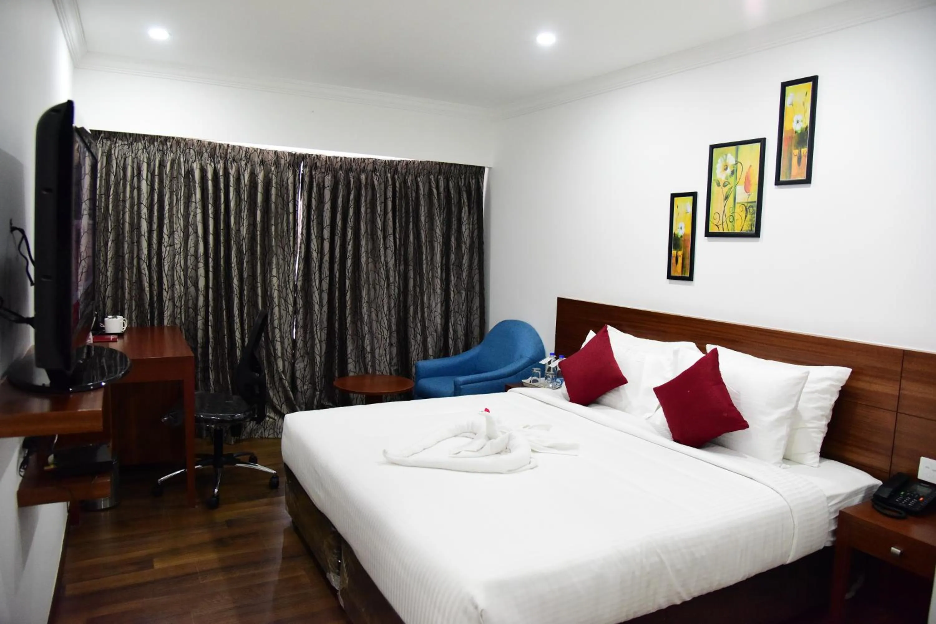 Bedroom, Bed in The Royal Comfort