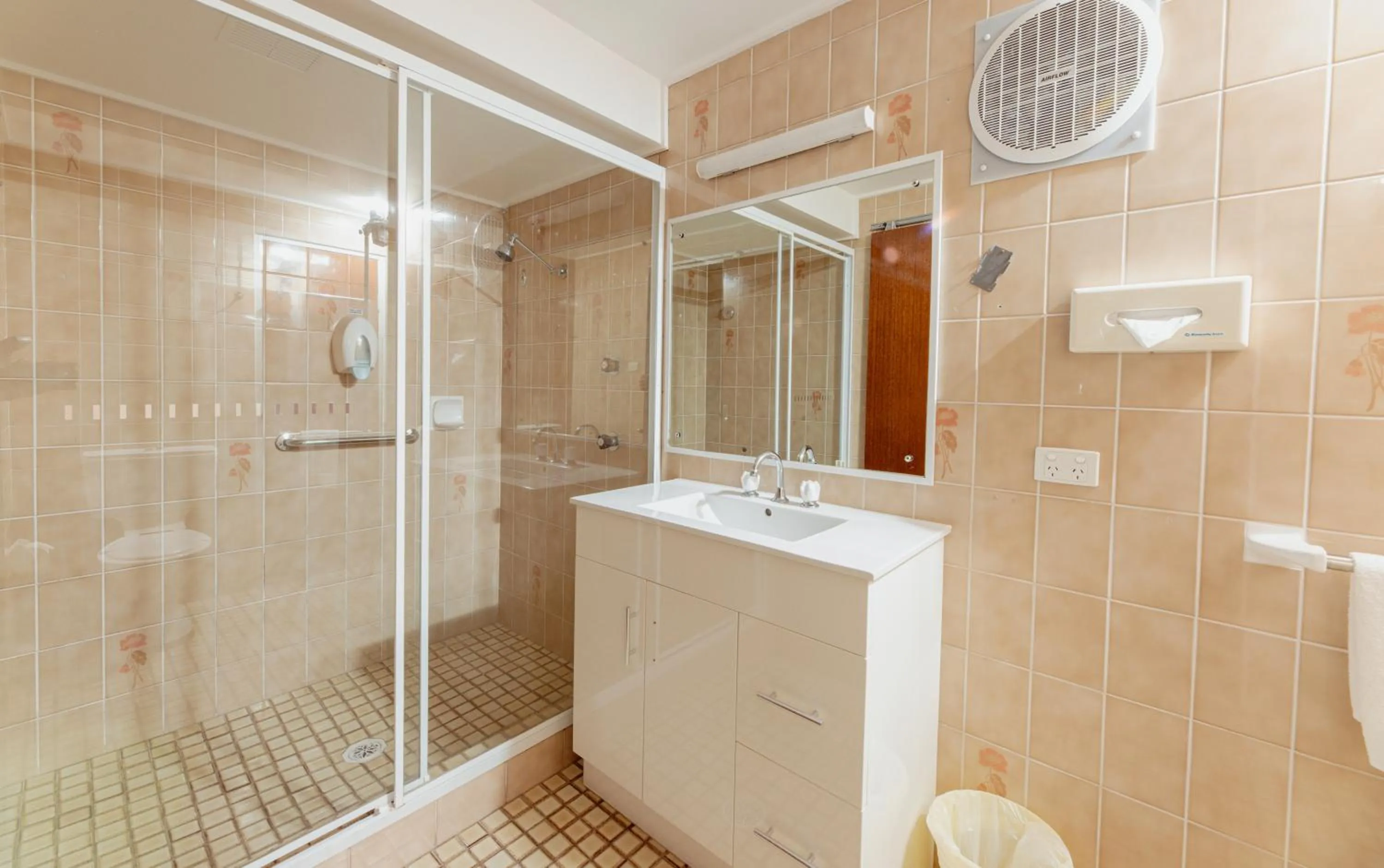 Shower in Cumberland Motor Inn