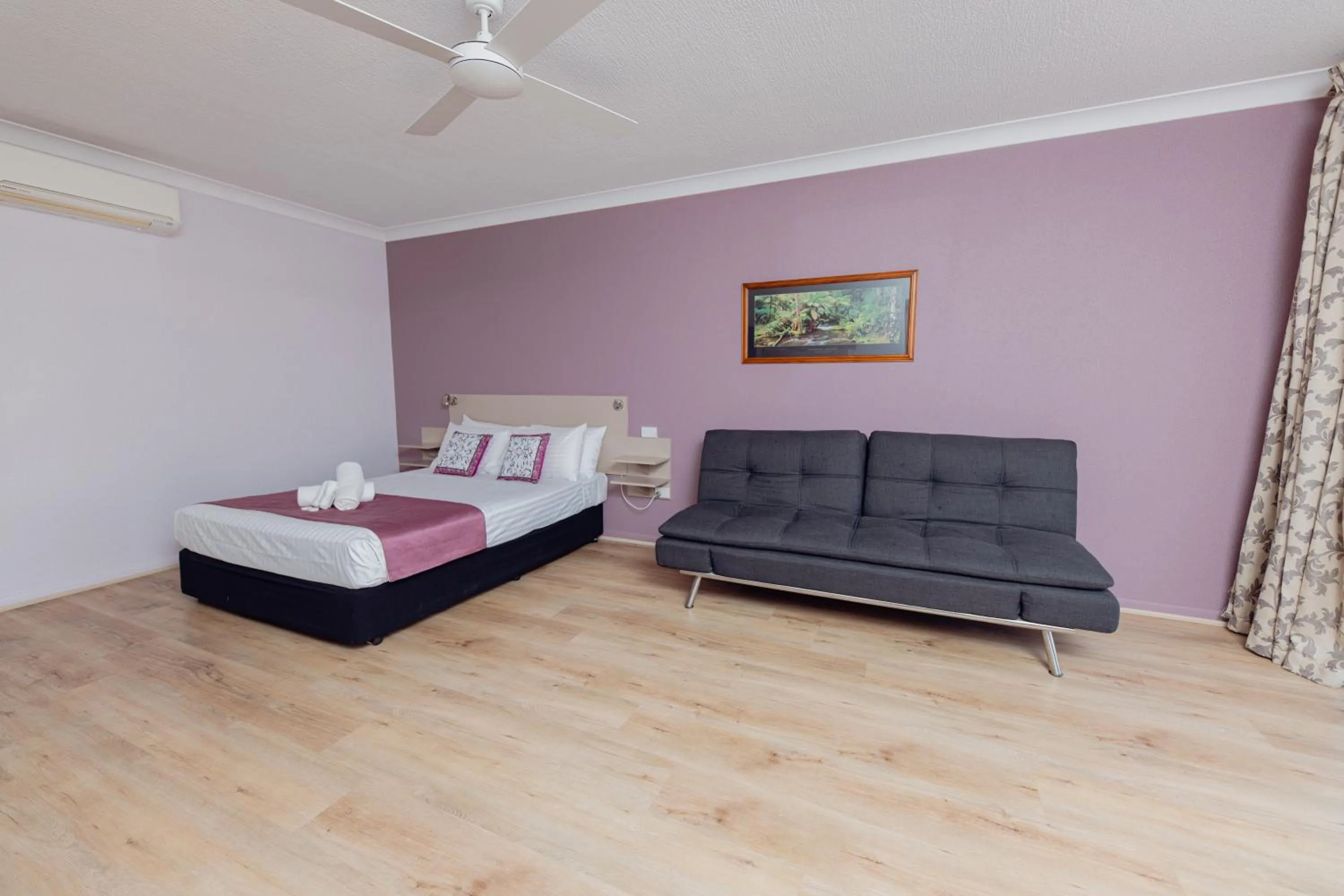 Bedroom, Bed in Cumberland Motor Inn