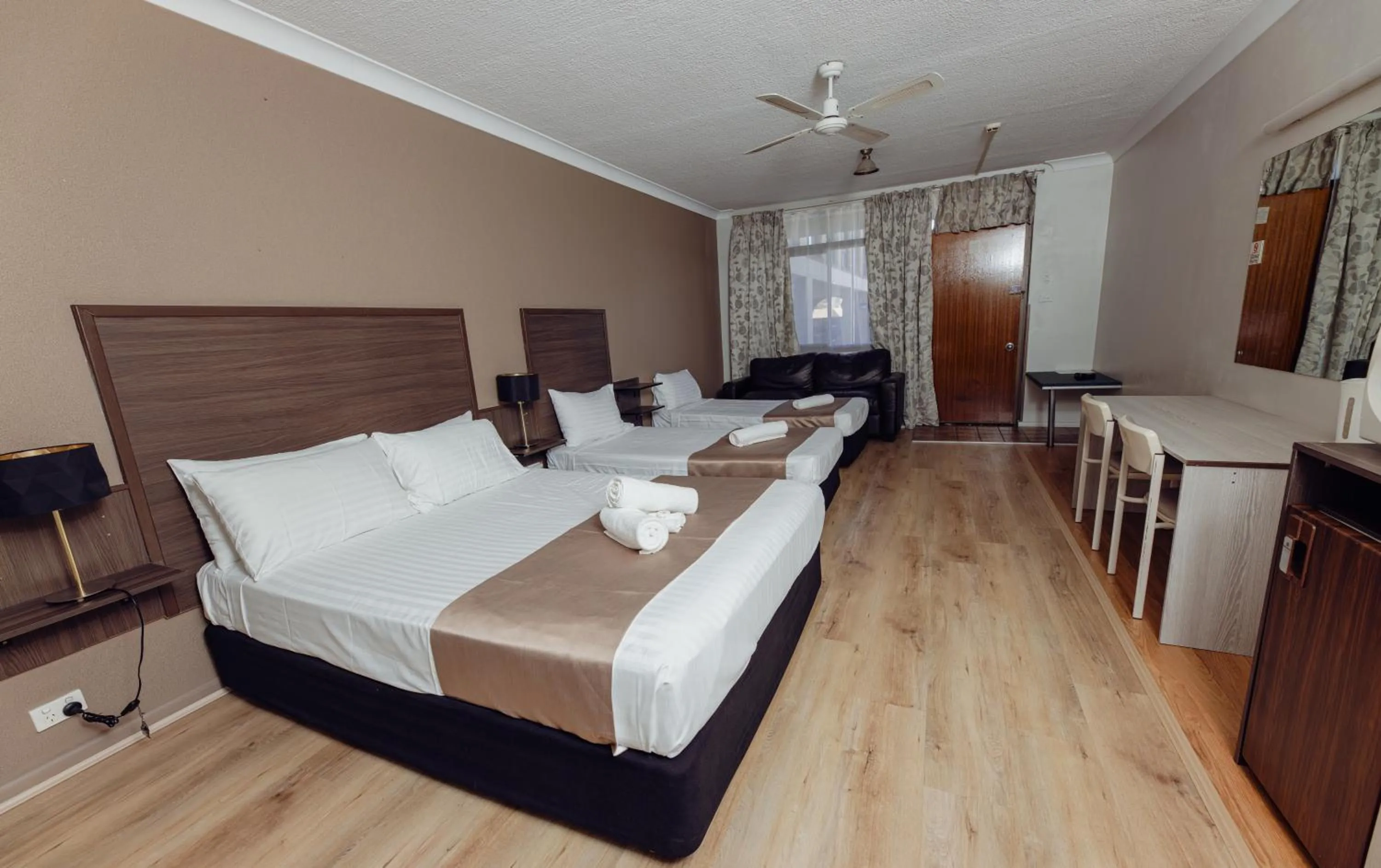 Bedroom, Bed in Cumberland Motor Inn