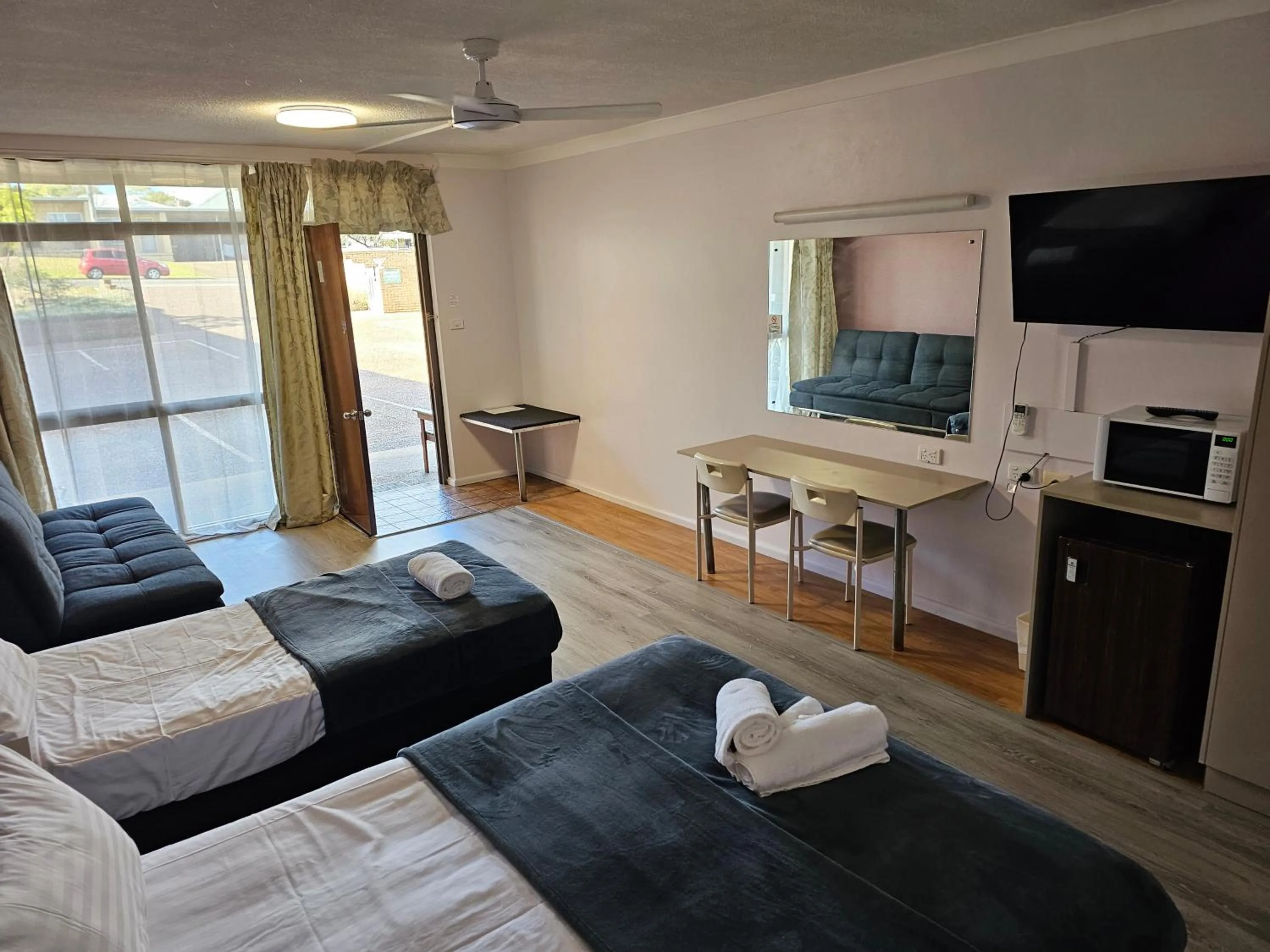 Bed in Cumberland Motor Inn